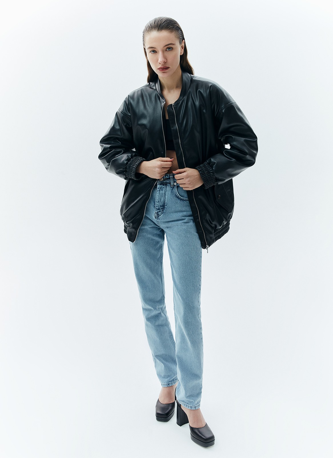 Бомбер из экокожи, цвет: Черный Allweneed
Утеплнный бомбер из экокожи ультратренд этой коллекции. Модель со спущенной линией плеча, на подкладочной ткани, с застёжкой на металлическую молнию. Рукава и низ изделия на резинке. Широкий воротник из основной ткани. На передних полочках два глубоких кармана с декоративным клапаном. Отстрочки на швах добавляют изделию аккуратности и собранности. Бомбер легко сочетать с другими вещами вашего гардероба: в классическом, спортивном или casual стиле.