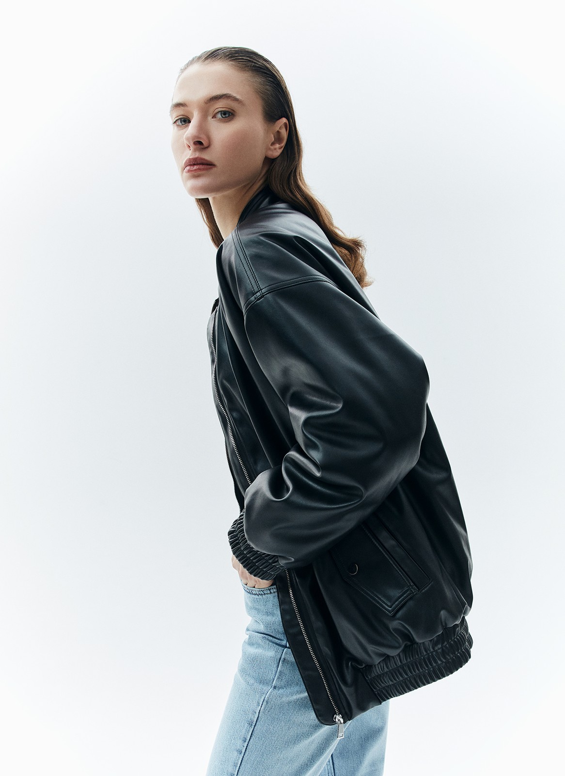 Бомбер из экокожи, цвет: Черный Allweneed
Утеплнный бомбер из экокожи ультратренд этой коллекции. Модель со спущенной линией плеча, на подкладочной ткани, с застёжкой на металлическую молнию. Рукава и низ изделия на резинке. Широкий воротник из основной ткани. На передних полочках два глубоких кармана с декоративным клапаном. Отстрочки на швах добавляют изделию аккуратности и собранности. Бомбер легко сочетать с другими вещами вашего гардероба: в классическом, спортивном или casual стиле.