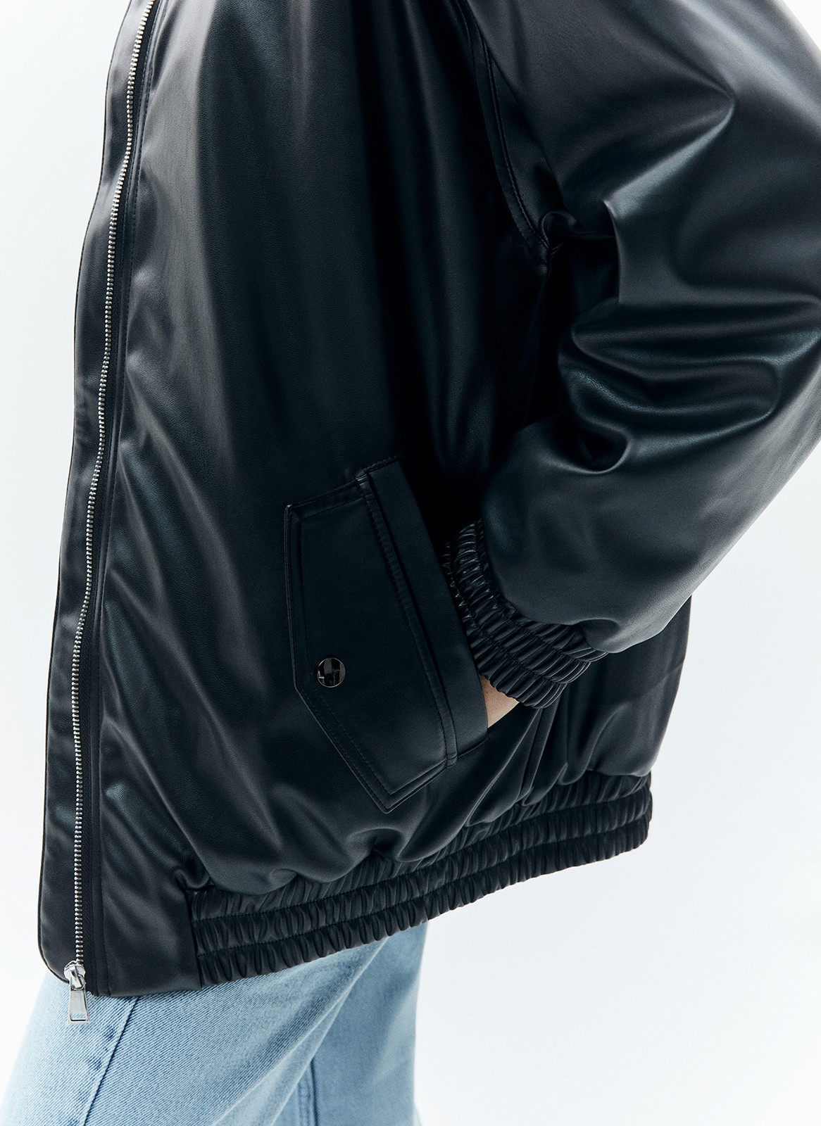 Бомбер из экокожи, цвет: Черный Allweneed
Утеплнный бомбер из экокожи ультратренд этой коллекции. Модель со спущенной линией плеча, на подкладочной ткани, с застёжкой на металлическую молнию. Рукава и низ изделия на резинке. Широкий воротник из основной ткани. На передних полочках два глубоких кармана с декоративным клапаном. Отстрочки на швах добавляют изделию аккуратности и собранности. Бомбер легко сочетать с другими вещами вашего гардероба: в классическом, спортивном или casual стиле.