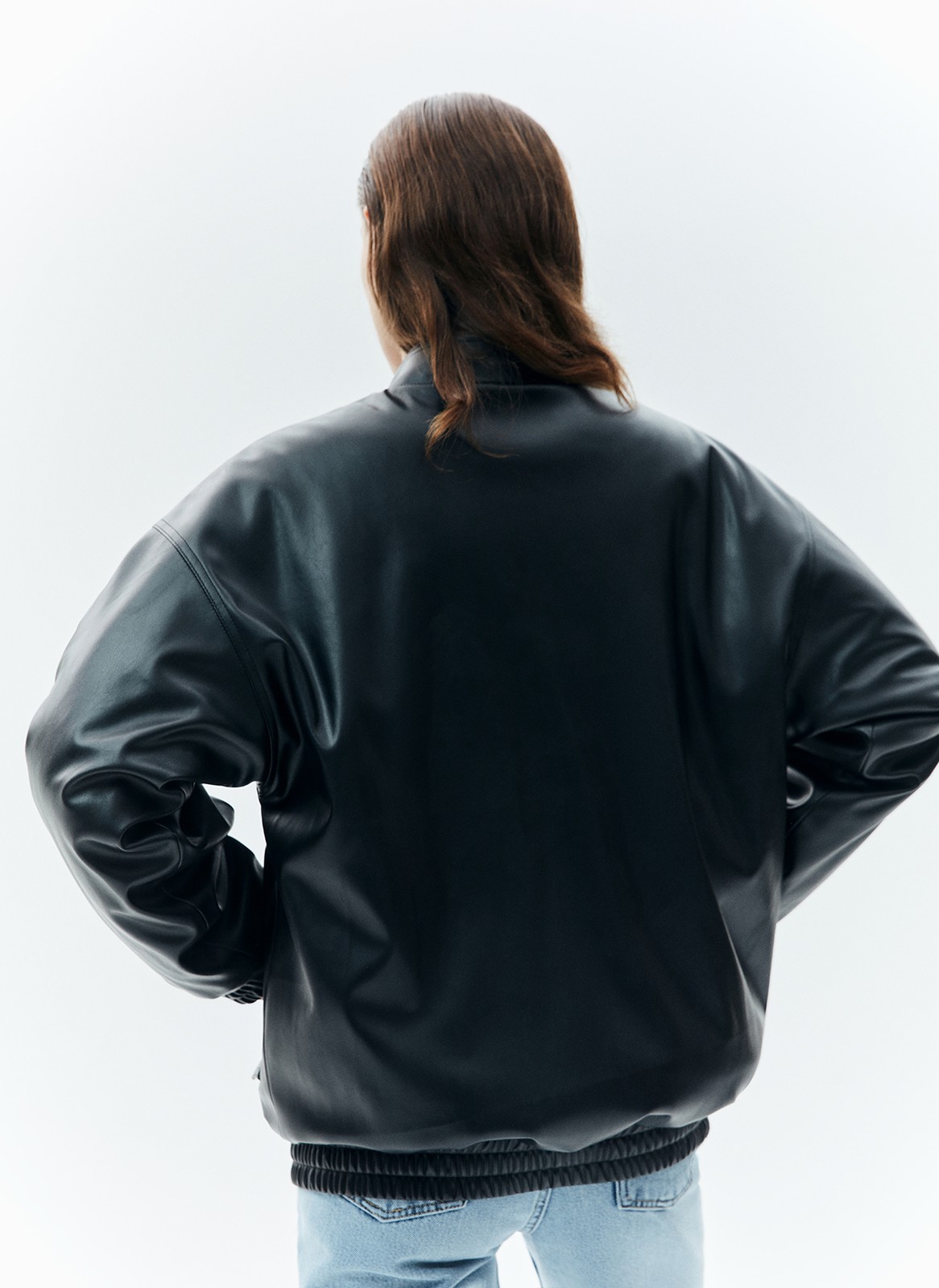 Бомбер из экокожи, цвет: Черный Allweneed
Утеплнный бомбер из экокожи ультратренд этой коллекции. Модель со спущенной линией плеча, на подкладочной ткани, с застёжкой на металлическую молнию. Рукава и низ изделия на резинке. Широкий воротник из основной ткани. На передних полочках два глубоких кармана с декоративным клапаном. Отстрочки на швах добавляют изделию аккуратности и собранности. Бомбер легко сочетать с другими вещами вашего гардероба: в классическом, спортивном или casual стиле.