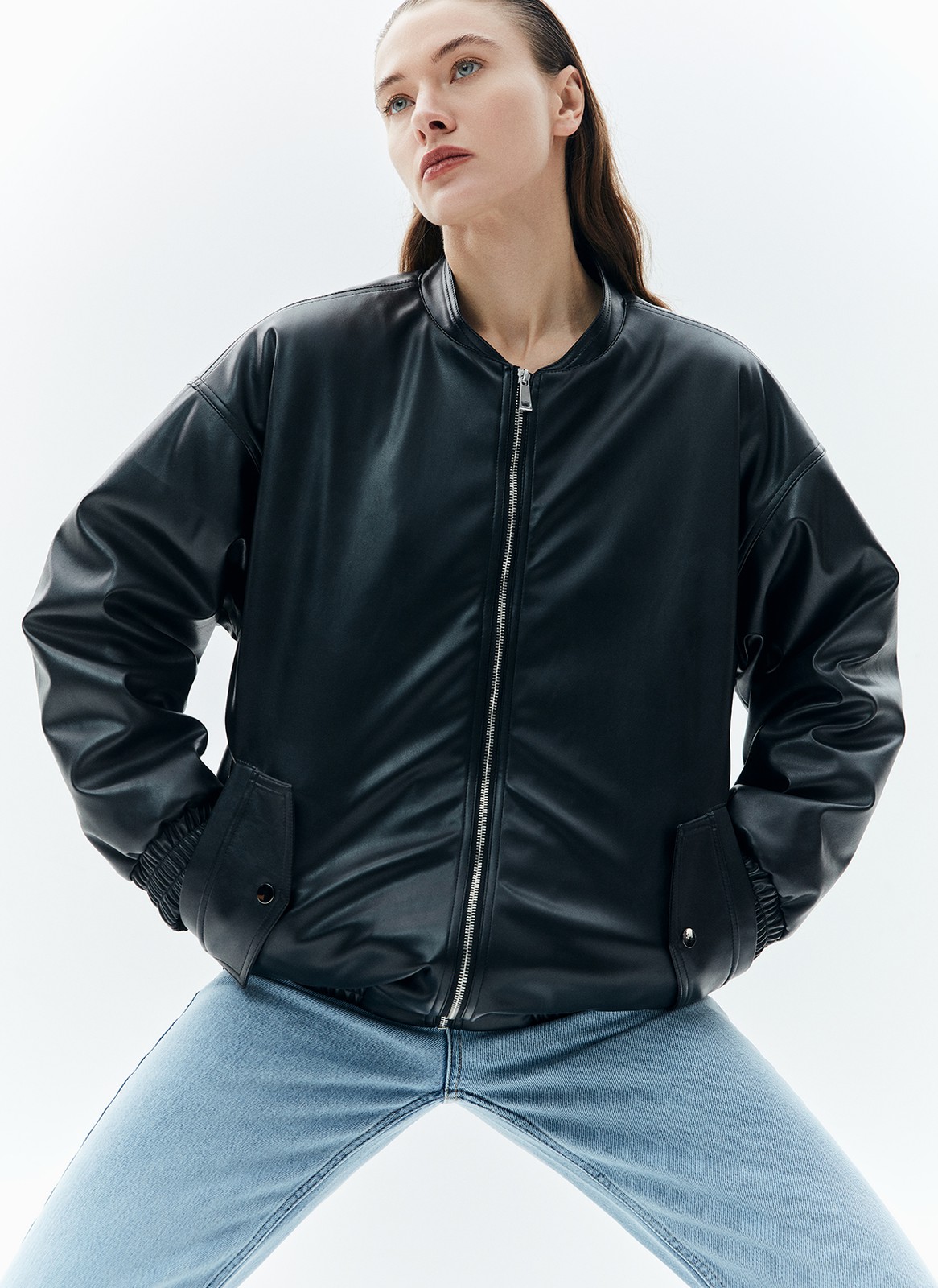 Бомбер из экокожи, цвет: Черный Allweneed
Утеплнный бомбер из экокожи ультратренд этой коллекции. Модель со спущенной линией плеча, на подкладочной ткани, с застёжкой на металлическую молнию. Рукава и низ изделия на резинке. Широкий воротник из основной ткани. На передних полочках два глубоких кармана с декоративным клапаном. Отстрочки на швах добавляют изделию аккуратности и собранности. Бомбер легко сочетать с другими вещами вашего гардероба: в классическом, спортивном или casual стиле.