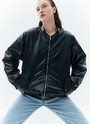 Бомбер из экокожи, цвет: Черный Allweneed
Утеплнный бомбер из экокожи ультратренд этой коллекции. Модель со спущенной линией плеча, на подкладочной ткани, с застёжкой на металлическую молнию. Рукава и низ изделия на резинке. Широкий воротник из основной ткани. На передних полочках два глубоких кармана с декоративным клапаном. Отстрочки на швах добавляют изделию аккуратности и собранности. Бомбер легко сочетать с другими вещами вашего гардероба: в классическом, спортивном или casual стиле.