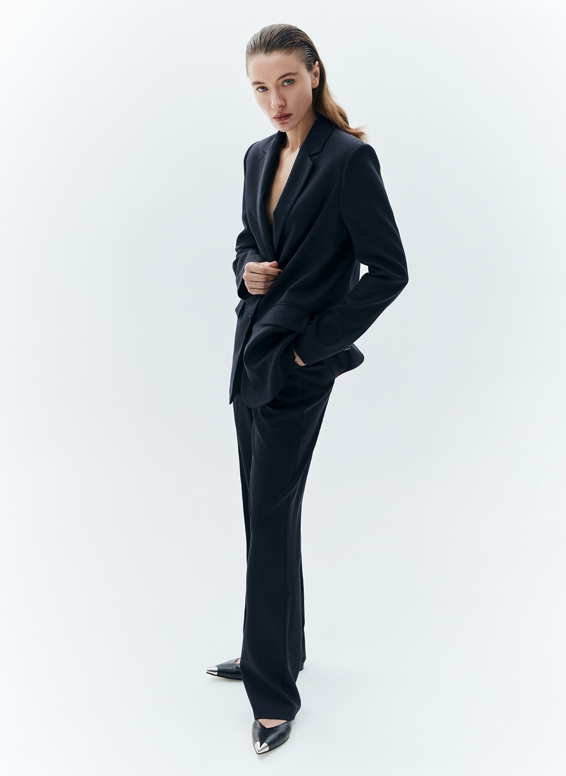 Брюки из тонкой шерсти, цвет: темно-синий Allweneed
Для классических брюк на средней посадке со стрелкой была выбрана тонкая согревающая шерсть. Мы дополнили изделие шелковистой подкладочной тканью. Два кармана с отрезным бочком (внутренним карманом, который располагается в боковом шве) и скрытая застёжка на молнию. Эта модель прекрасно подходит для офисного образа, но её также легко комбинировать с вещами для весенних прогулок.