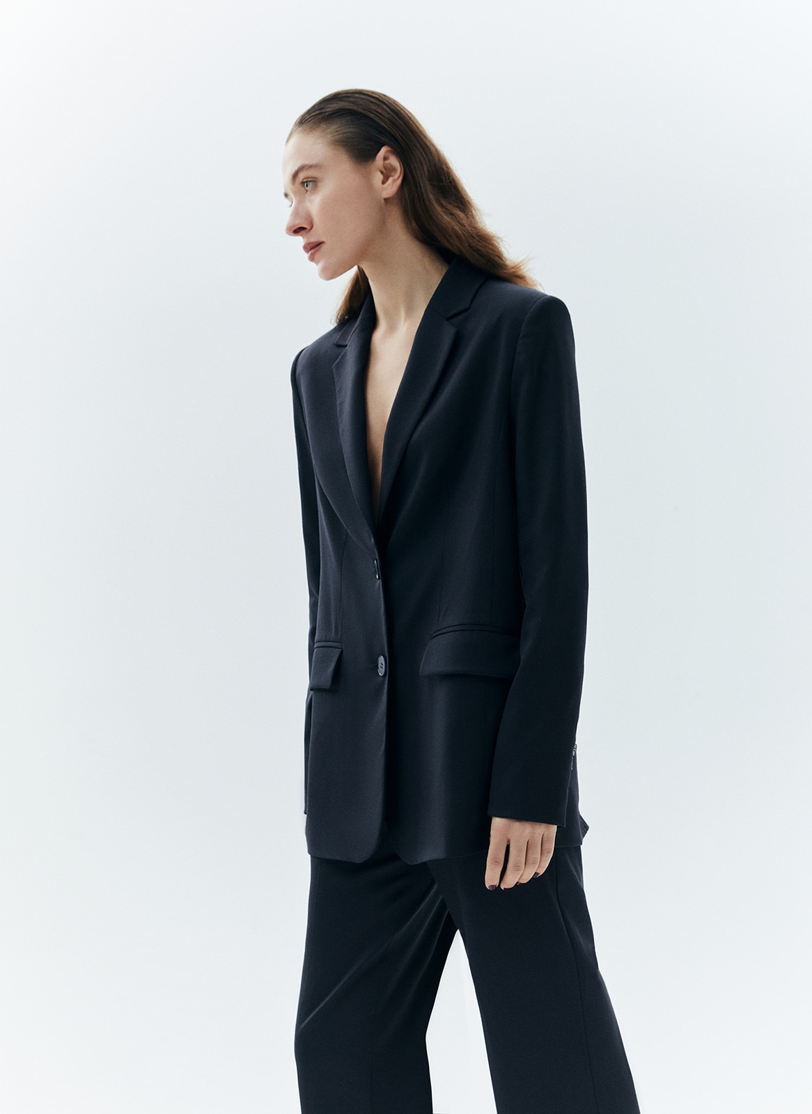 Жакет из тонкой шерсти (premium), цвет: темно-синий Allweneed
Однобортный жакет классического силуэта с прилеганием по талии. Изделие имеет карманы с клапаном, отрезным бочком (напомним: это внутренний карман, который располагается в боковом шве) и вытачкой на полочке здесь все детали, которые выдают идеальный тейлоринг. Классическая линия плеча. Выполнен из шерсти с мягкой, ворсистой фактурой и дополнен шелковистой подкладочной тканью, которая дарит приятные тактильные ощущения. В двух благородных цветах: тёмно-синем и сером. Прекрасный вариант для перехода от зимы к весне.