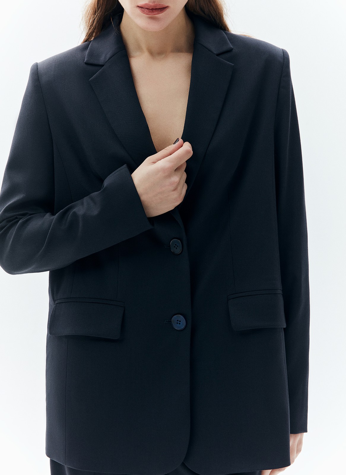 Жакет из тонкой шерсти (premium), цвет: темно-синий Allweneed
Однобортный жакет классического силуэта с прилеганием по талии. Изделие имеет карманы с клапаном, отрезным бочком (напомним: это внутренний карман, который располагается в боковом шве) и вытачкой на полочке здесь все детали, которые выдают идеальный тейлоринг. Классическая линия плеча. Выполнен из шерсти с мягкой, ворсистой фактурой и дополнен шелковистой подкладочной тканью, которая дарит приятные тактильные ощущения. В двух благородных цветах: тёмно-синем и сером. Прекрасный вариант для перехода от зимы к весне.
