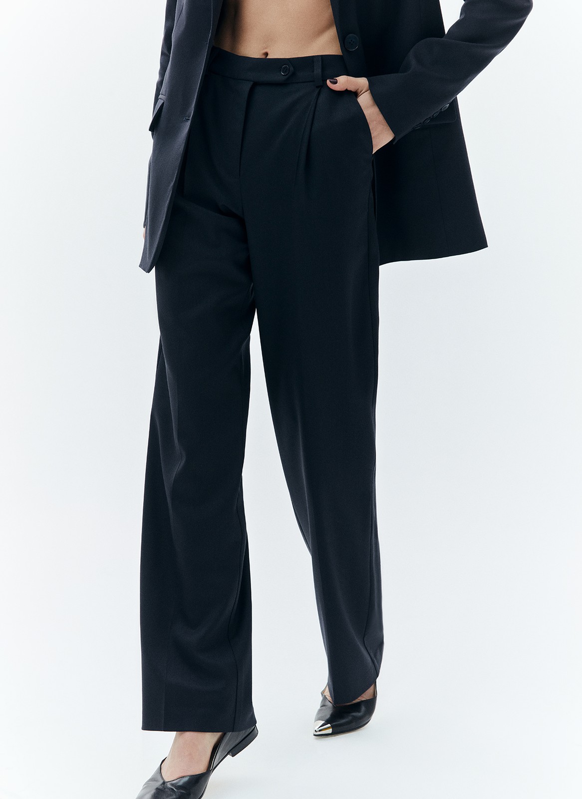 Брюки из тонкой шерсти, цвет: темно-синий Allweneed
Для классических брюк на средней посадке со стрелкой была выбрана тонкая согревающая шерсть. Мы дополнили изделие шелковистой подкладочной тканью. Два кармана с отрезным бочком (внутренним карманом, который располагается в боковом шве) и скрытая застёжка на молнию. Эта модель прекрасно подходит для офисного образа, но её также легко комбинировать с вещами для весенних прогулок.