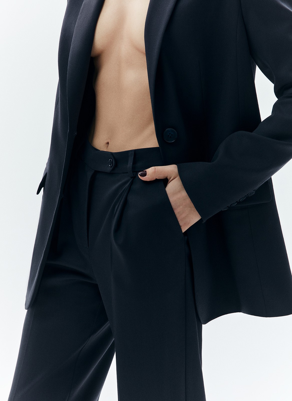 Брюки из тонкой шерсти, цвет: темно-синий Allweneed
Для классических брюк на средней посадке со стрелкой была выбрана тонкая согревающая шерсть. Мы дополнили изделие шелковистой подкладочной тканью. Два кармана с отрезным бочком (внутренним карманом, который располагается в боковом шве) и скрытая застёжка на молнию. Эта модель прекрасно подходит для офисного образа, но её также легко комбинировать с вещами для весенних прогулок.