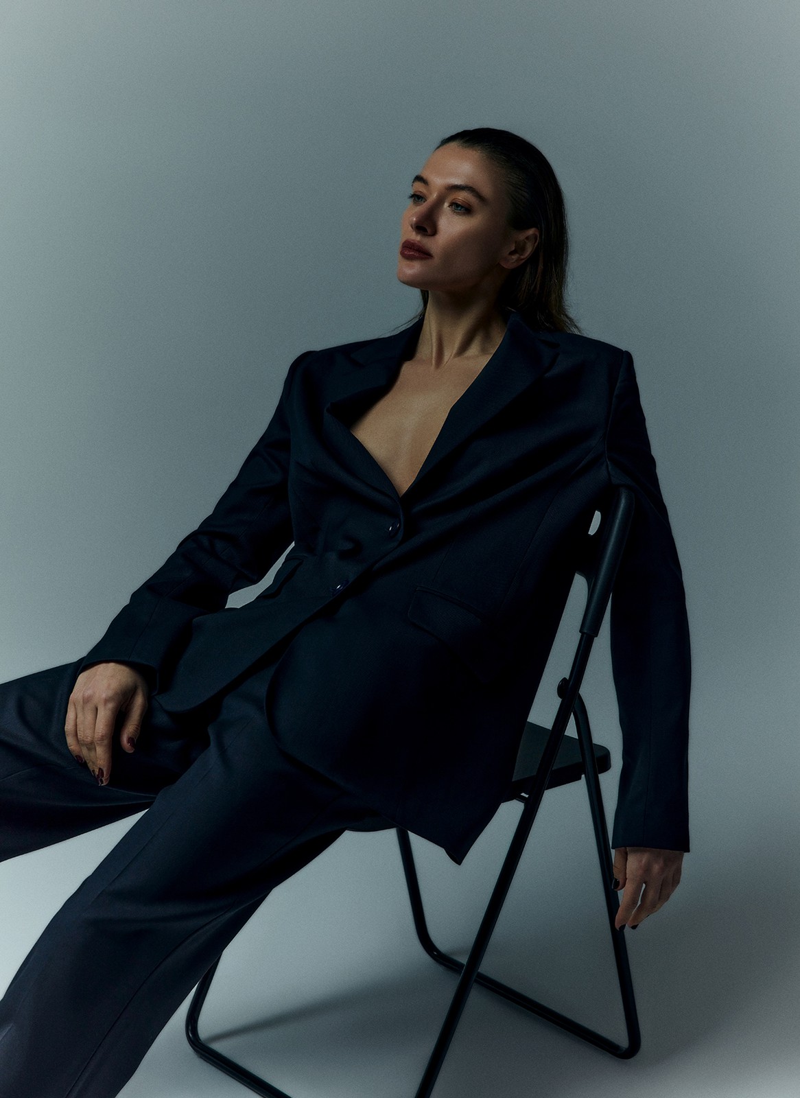 Жакет из тонкой шерсти (premium), цвет: темно-синий Allweneed
Однобортный жакет классического силуэта с прилеганием по талии. Изделие имеет карманы с клапаном, отрезным бочком (напомним: это внутренний карман, который располагается в боковом шве) и вытачкой на полочке здесь все детали, которые выдают идеальный тейлоринг. Классическая линия плеча. Выполнен из шерсти с мягкой, ворсистой фактурой и дополнен шелковистой подкладочной тканью, которая дарит приятные тактильные ощущения. В двух благородных цветах: тёмно-синем и сером. Прекрасный вариант для перехода от зимы к весне.