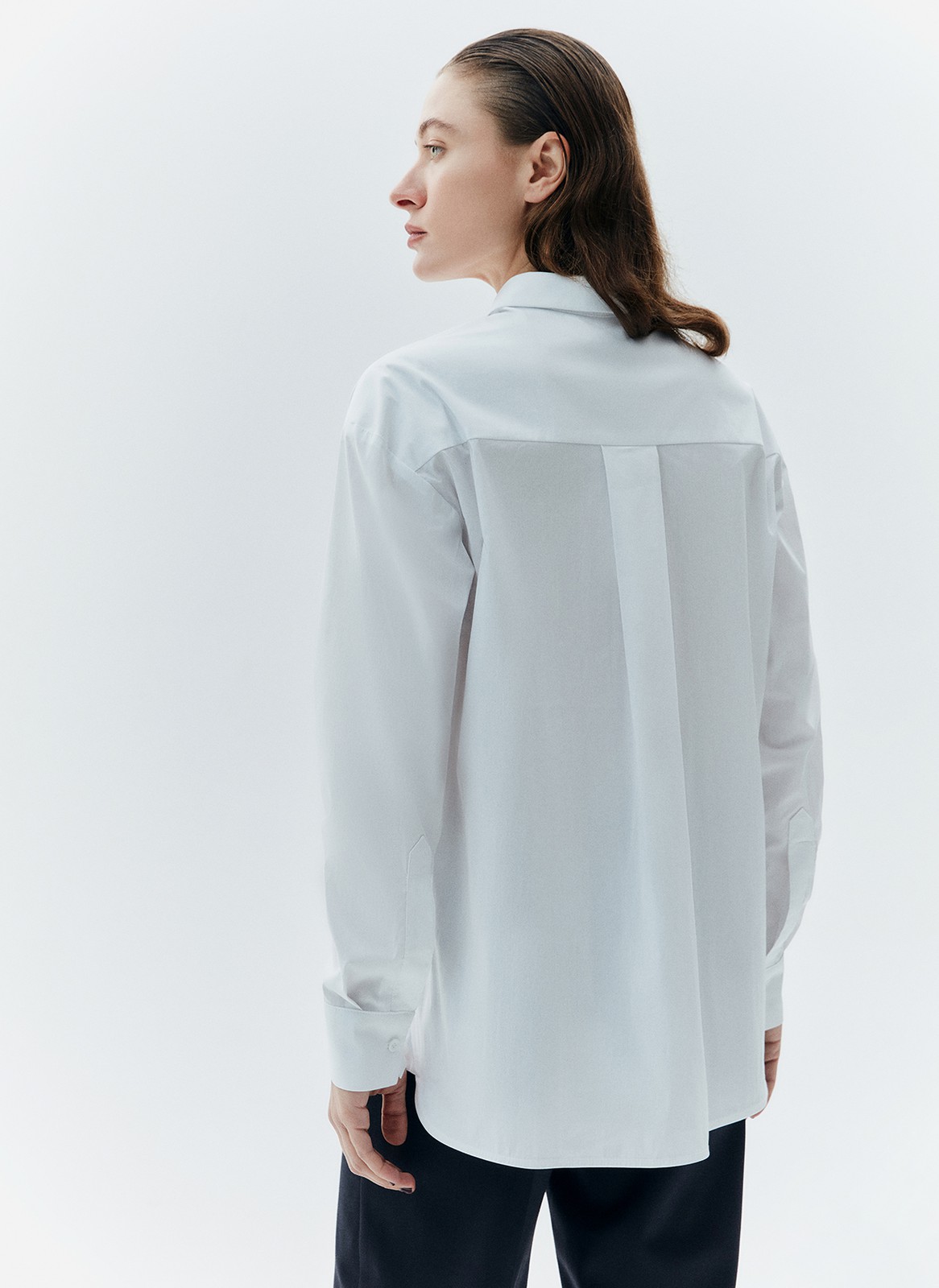 


Базовая рубашка свободного кроя с отложным воротником и застёжкой на пуговицы. Длинные рукава с классическими манжетами. Слегка удлинённая спинка. Носите самостоятельно или поверх майки, навыпуск или заправленной в контрастную юбку, шорты или брюки.