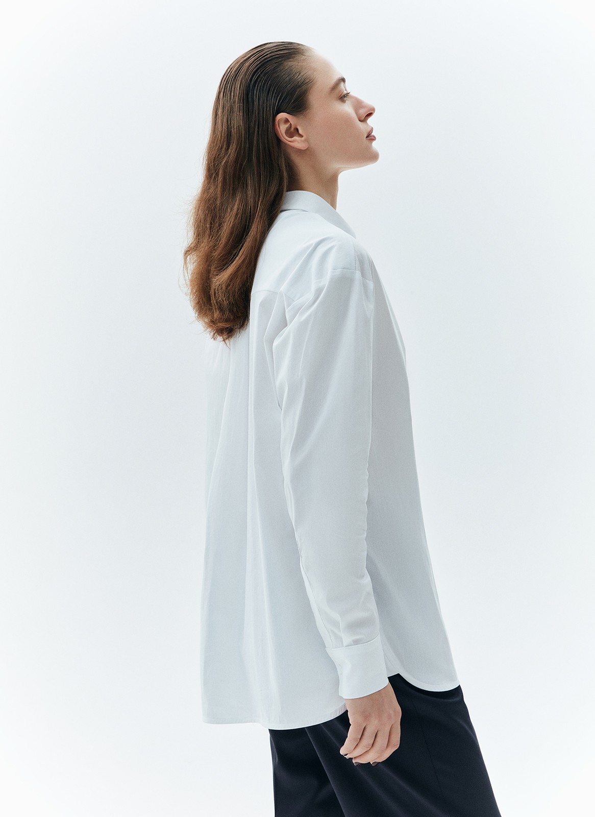 


Базовая рубашка свободного кроя с отложным воротником и застёжкой на пуговицы. Длинные рукава с классическими манжетами. Слегка удлинённая спинка. Носите самостоятельно или поверх майки, навыпуск или заправленной в контрастную юбку, шорты или брюки.