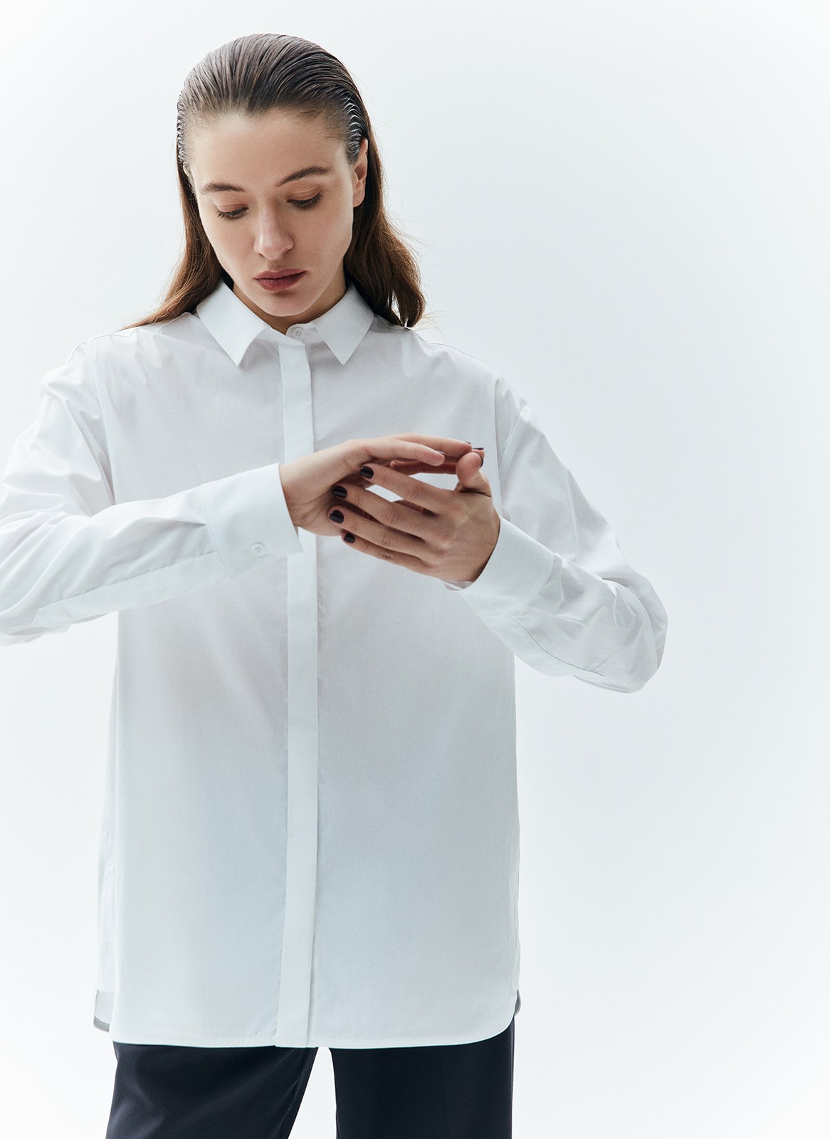 


Базовая рубашка свободного кроя с отложным воротником и застёжкой на пуговицы. Длинные рукава с классическими манжетами. Слегка удлинённая спинка. Носите самостоятельно или поверх майки, навыпуск или заправленной в контрастную юбку, шорты или брюки.