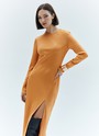Платье миди с разрезом, цвет: рыжий Allweneed
Платье длины миди. Модель из плотной и приятной к телу вискозы, которая красиво струится. Мы учли ваши пожелания и для большего комфорта спрятали застёжку на молнии в плечевом шве. Длинный рукав и особенно актуальный женственный крой по косой вытягивают силуэт и подчёркивают линии тела. Круглый вырез и смелый разрез на юбке. Изделие гармонично будет смотреться с длинными пальто и свободными жакетами. Для создания вечернего образа просто добавьте немного лаконичных украшений.