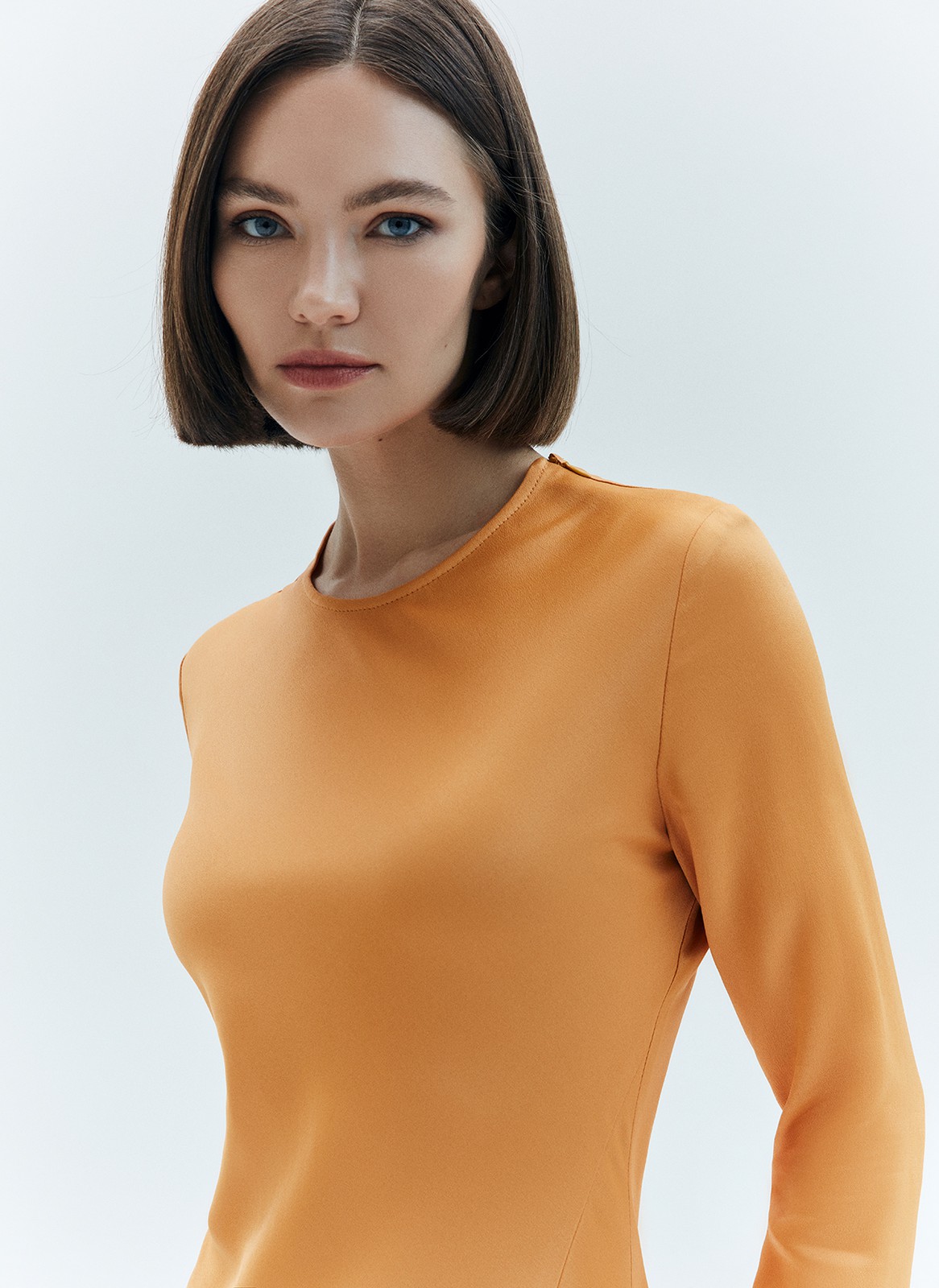 Платье миди с разрезом, цвет: рыжий Allweneed
Платье длины миди. Модель из плотной и приятной к телу вискозы, которая красиво струится. Мы учли ваши пожелания и для большего комфорта спрятали застёжку на молнии в плечевом шве. Длинный рукав и особенно актуальный женственный крой по косой вытягивают силуэт и подчёркивают линии тела. Круглый вырез и смелый разрез на юбке. Изделие гармонично будет смотреться с длинными пальто и свободными жакетами. Для создания вечернего образа просто добавьте немного лаконичных украшений.