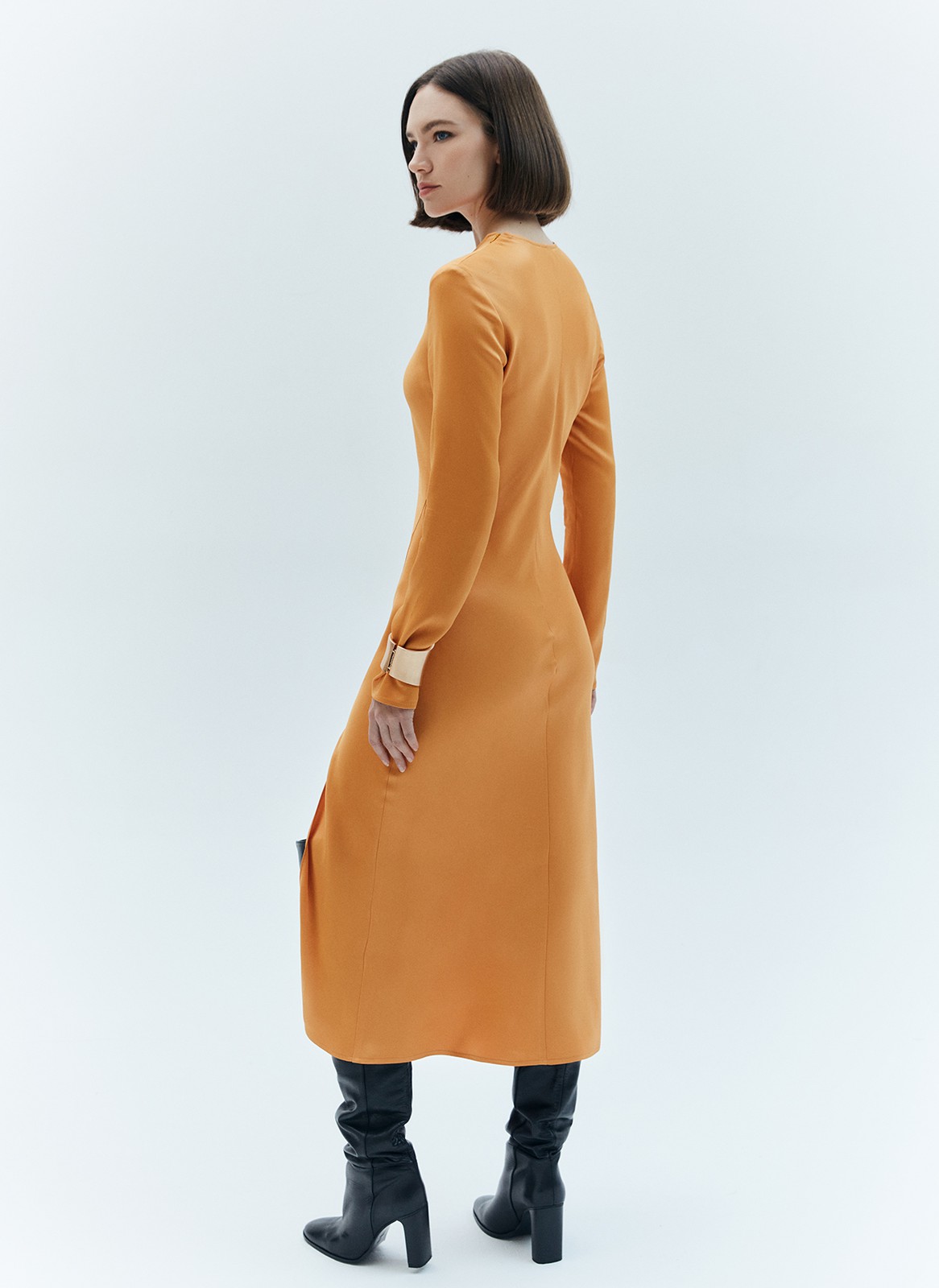 Платье миди с разрезом, цвет: рыжий Allweneed
Платье длины миди. Модель из плотной и приятной к телу вискозы, которая красиво струится. Мы учли ваши пожелания и для большего комфорта спрятали застёжку на молнии в плечевом шве. Длинный рукав и особенно актуальный женственный крой по косой вытягивают силуэт и подчёркивают линии тела. Круглый вырез и смелый разрез на юбке. Изделие гармонично будет смотреться с длинными пальто и свободными жакетами. Для создания вечернего образа просто добавьте немного лаконичных украшений.