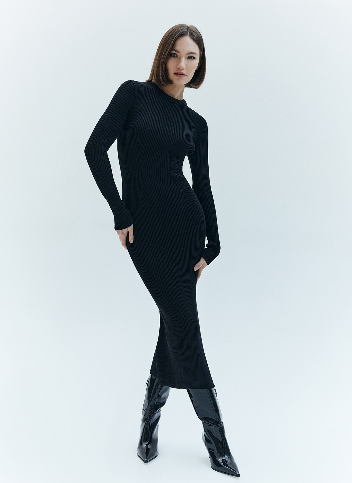 Вязаное платье миди облегающее, цвет: Черный Allweneed
Облегающее платье выполнено из пряжи, в состав которой входят вискоза и дралон. Сочетание этих материалов помогает изделию отлично держать форму, не вытягиваться, быть долговечным. Красивые рельефы подчеркивают талию, а аккуратный разрез с одной стороны делает платье дерзким и элегантным. Вы можете носить модель с любимым пальто и жакетами. Идеально, чтобы сбежать из офиса на свидание.