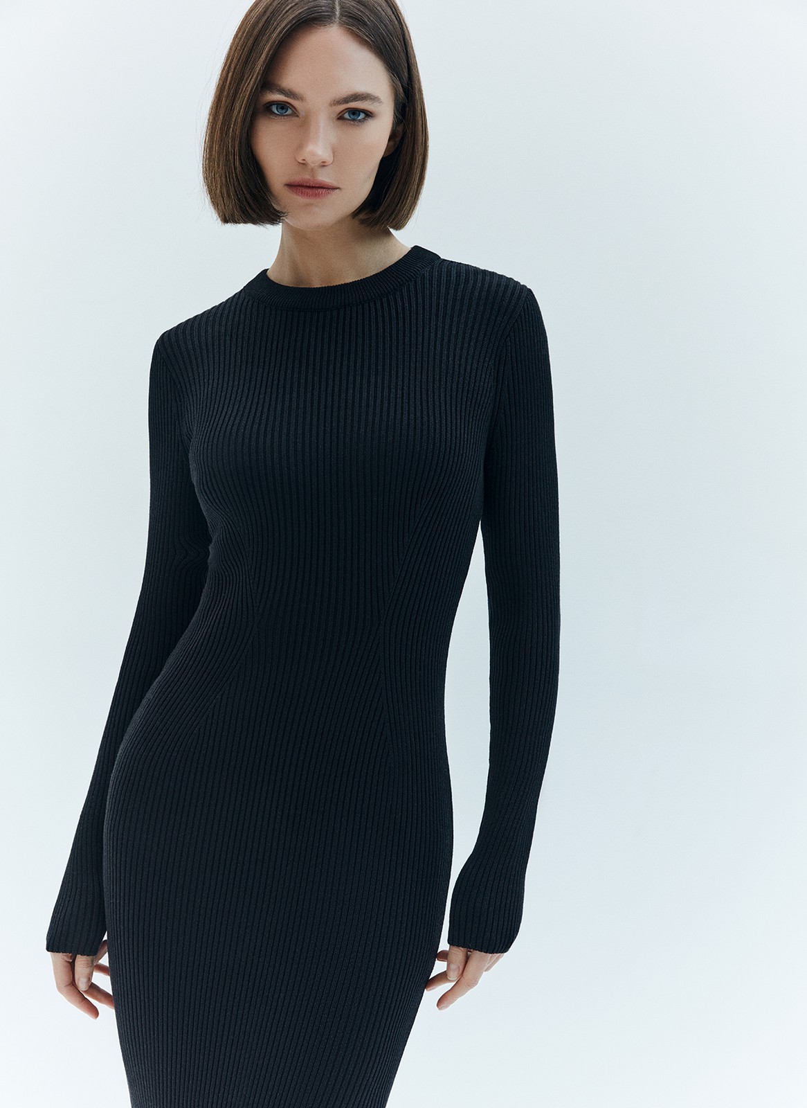 Вязаное платье миди облегающее, цвет: Черный Allweneed
Облегающее платье выполнено из пряжи, в состав которой входят вискоза и дралон. Сочетание этих материалов помогает изделию отлично держать форму, не вытягиваться, быть долговечным. Красивые рельефы подчеркивают талию, а аккуратный разрез с одной стороны делает платье дерзким и элегантным. Вы можете носить модель с любимым пальто и жакетами. Идеально, чтобы сбежать из офиса на свидание.