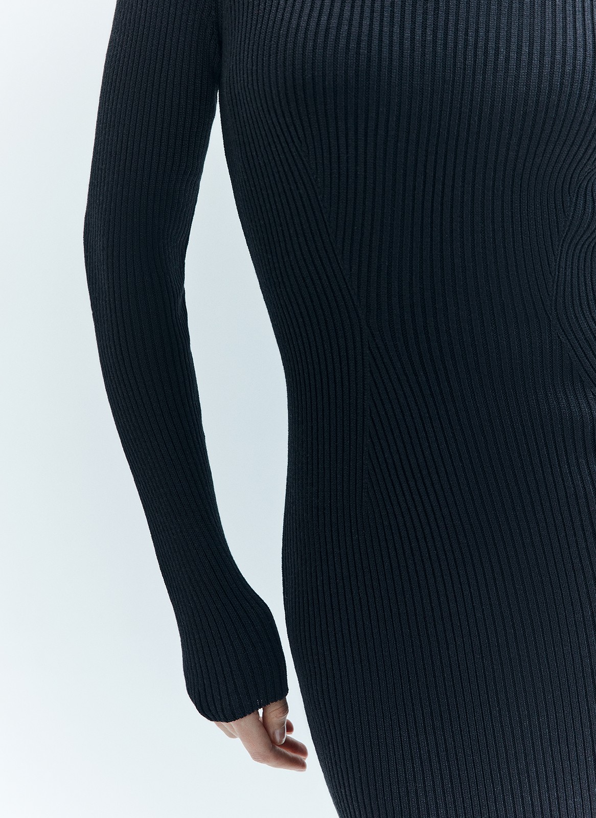 Вязаное платье миди облегающее, цвет: Черный Allweneed
Облегающее платье выполнено из пряжи, в состав которой входят вискоза и дралон. Сочетание этих материалов помогает изделию отлично держать форму, не вытягиваться, быть долговечным. Красивые рельефы подчеркивают талию, а аккуратный разрез с одной стороны делает платье дерзким и элегантным. Вы можете носить модель с любимым пальто и жакетами. Идеально, чтобы сбежать из офиса на свидание.