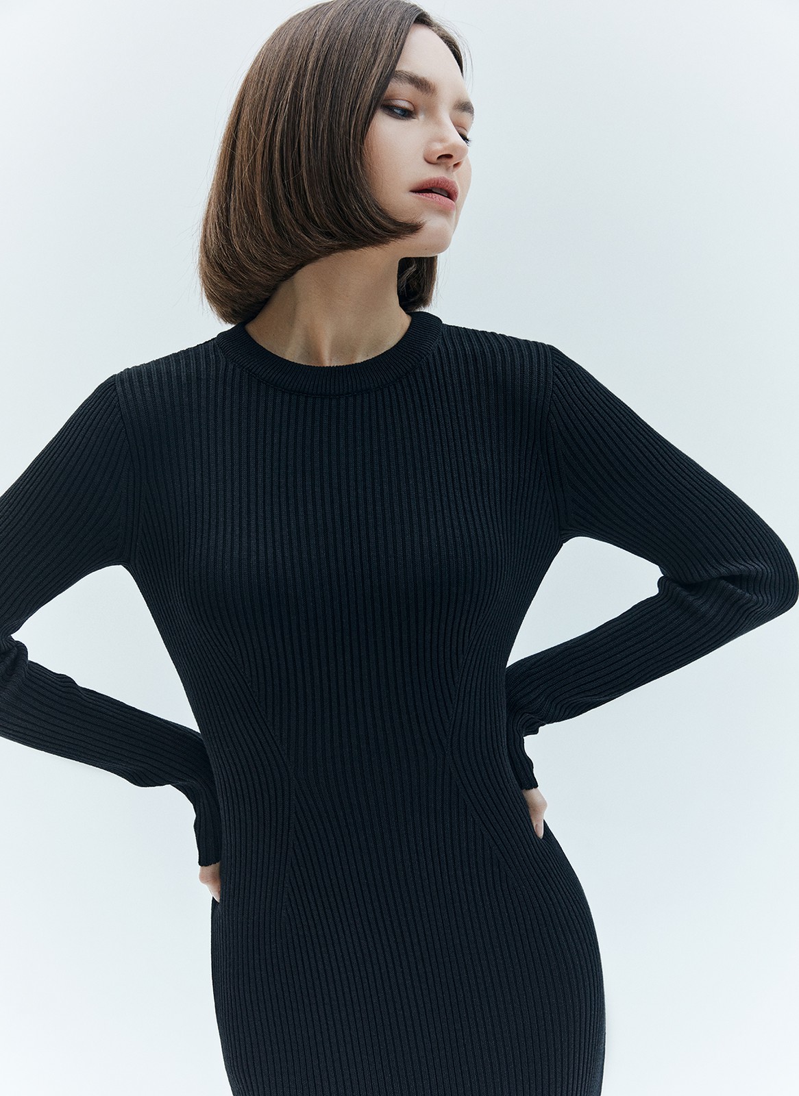 Вязаное платье миди облегающее, цвет: Черный Allweneed
Облегающее платье выполнено из пряжи, в состав которой входят вискоза и дралон. Сочетание этих материалов помогает изделию отлично держать форму, не вытягиваться, быть долговечным. Красивые рельефы подчеркивают талию, а аккуратный разрез с одной стороны делает платье дерзким и элегантным. Вы можете носить модель с любимым пальто и жакетами. Идеально, чтобы сбежать из офиса на свидание.