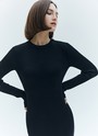 Вязаное платье миди облегающее, цвет: Черный Allweneed
Облегающее платье выполнено из пряжи, в состав которой входят вискоза и дралон. Сочетание этих материалов помогает изделию отлично держать форму, не вытягиваться, быть долговечным. Красивые рельефы подчеркивают талию, а аккуратный разрез с одной стороны делает платье дерзким и элегантным. Вы можете носить модель с любимым пальто и жакетами. Идеально, чтобы сбежать из офиса на свидание.