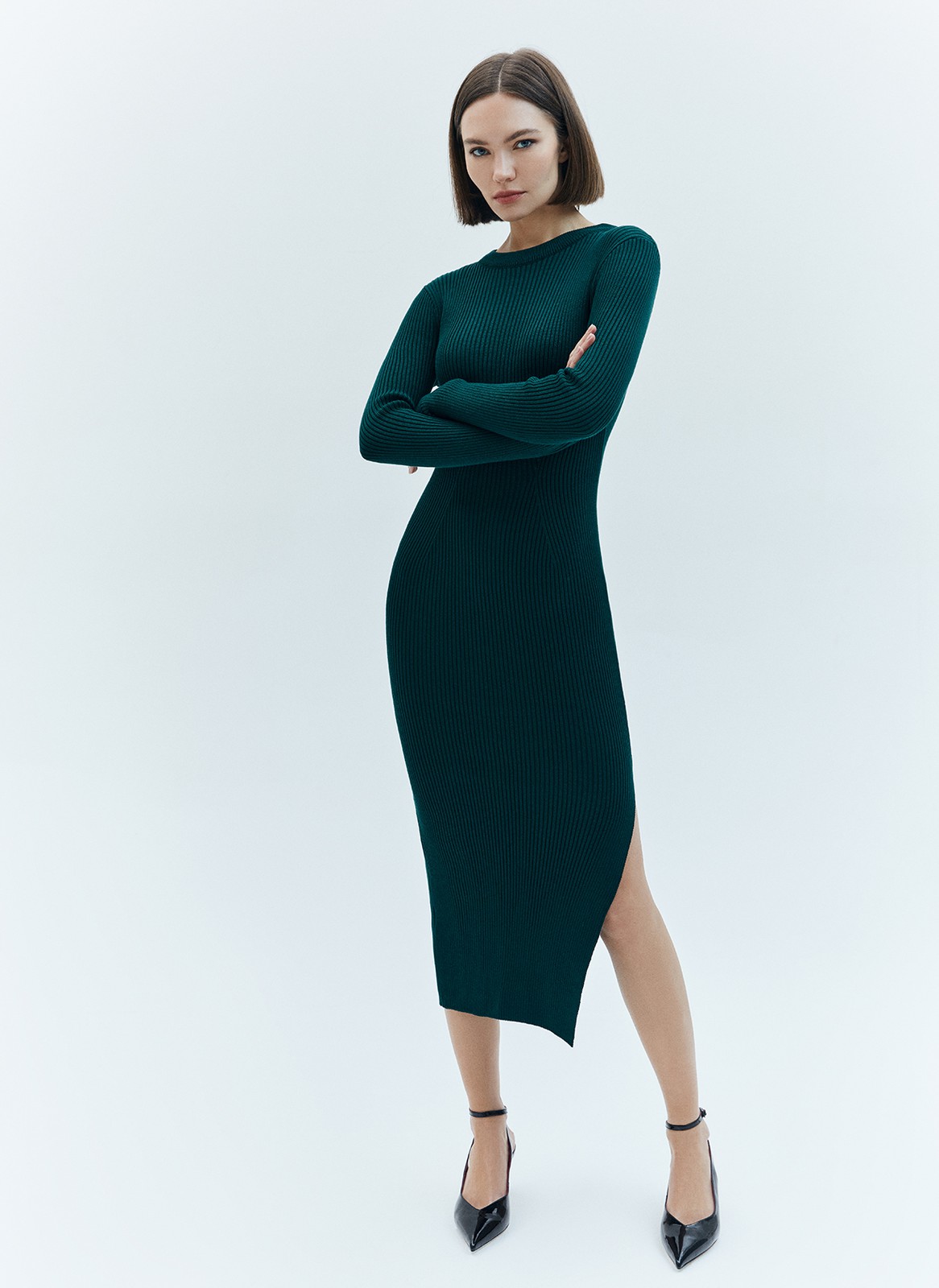 Вязаное платье миди облегающее, цвет: изумрудный Allweneed
Облегающее платье выполнено из пряжи, в состав которой входят вискоза и дралон. Сочетание этих материалов помогает изделию отлично держать форму, не вытягиваться, быть долговечным. Красивые рельефы подчеркивают талию, а аккуратный разрез с одной стороны делает платье дерзким и элегантным. Вы можете носить модель с любимым пальто и жакетами. Идеально, чтобы сбежать из офиса на свидание.