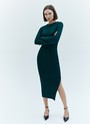 Вязаное платье миди облегающее, цвет: изумрудный Allweneed
Облегающее платье выполнено из пряжи, в состав которой входят вискоза и дралон. Сочетание этих материалов помогает изделию отлично держать форму, не вытягиваться, быть долговечным. Красивые рельефы подчеркивают талию, а аккуратный разрез с одной стороны делает платье дерзким и элегантным. Вы можете носить модель с любимым пальто и жакетами. Идеально, чтобы сбежать из офиса на свидание.