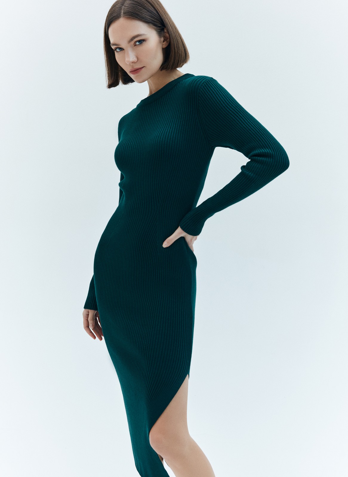 Вязаное платье миди облегающее, цвет: изумрудный Allweneed
Облегающее платье выполнено из пряжи, в состав которой входят вискоза и дралон. Сочетание этих материалов помогает изделию отлично держать форму, не вытягиваться, быть долговечным. Красивые рельефы подчеркивают талию, а аккуратный разрез с одной стороны делает платье дерзким и элегантным. Вы можете носить модель с любимым пальто и жакетами. Идеально, чтобы сбежать из офиса на свидание.