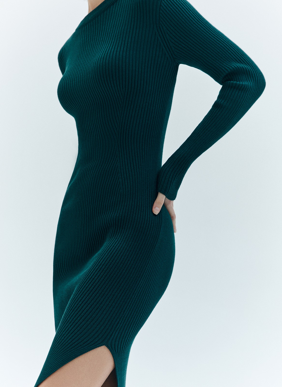 Вязаное платье миди облегающее, цвет: изумрудный Allweneed
Облегающее платье выполнено из пряжи, в состав которой входят вискоза и дралон. Сочетание этих материалов помогает изделию отлично держать форму, не вытягиваться, быть долговечным. Красивые рельефы подчеркивают талию, а аккуратный разрез с одной стороны делает платье дерзким и элегантным. Вы можете носить модель с любимым пальто и жакетами. Идеально, чтобы сбежать из офиса на свидание.