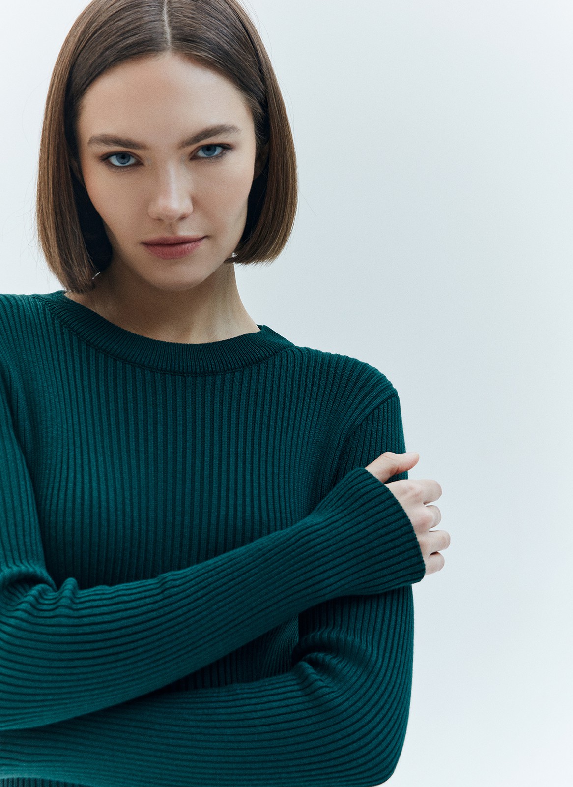 Вязаное платье миди облегающее, цвет: изумрудный Allweneed
Облегающее платье выполнено из пряжи, в состав которой входят вискоза и дралон. Сочетание этих материалов помогает изделию отлично держать форму, не вытягиваться, быть долговечным. Красивые рельефы подчеркивают талию, а аккуратный разрез с одной стороны делает платье дерзким и элегантным. Вы можете носить модель с любимым пальто и жакетами. Идеально, чтобы сбежать из офиса на свидание.