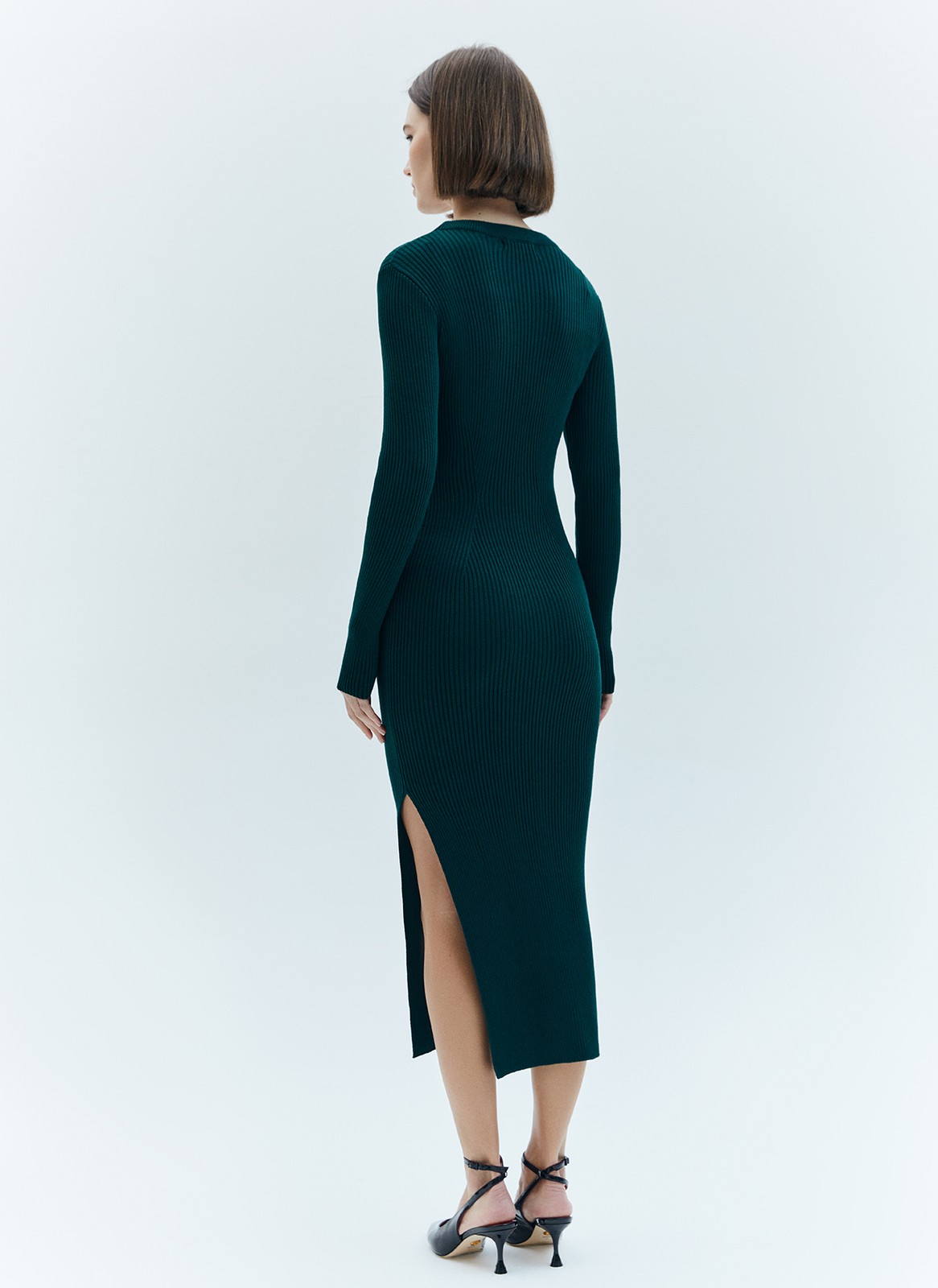 Вязаное платье миди облегающее, цвет: изумрудный Allweneed
Облегающее платье выполнено из пряжи, в состав которой входят вискоза и дралон. Сочетание этих материалов помогает изделию отлично держать форму, не вытягиваться, быть долговечным. Красивые рельефы подчеркивают талию, а аккуратный разрез с одной стороны делает платье дерзким и элегантным. Вы можете носить модель с любимым пальто и жакетами. Идеально, чтобы сбежать из офиса на свидание.