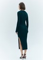 Вязаное платье миди облегающее, цвет: изумрудный Allweneed
Облегающее платье выполнено из пряжи, в состав которой входят вискоза и дралон. Сочетание этих материалов помогает изделию отлично держать форму, не вытягиваться, быть долговечным. Красивые рельефы подчеркивают талию, а аккуратный разрез с одной стороны делает платье дерзким и элегантным. Вы можете носить модель с любимым пальто и жакетами. Идеально, чтобы сбежать из офиса на свидание.