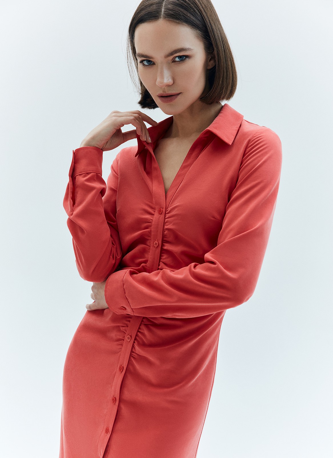 Платье-рубашка со сборкой на планке, цвет: ягодный Allweneed
Лёгкое платье средней длины с акцентом на линии талии наш вариант платья-рубашки. В его конструкции, а именно в планке, заложены складки, которые мягко ложатся по силуэту. Модель с отложным воротником и с классическими манжетами на пуговицах. Благодаря застёжке на пуговицы платье чётко выделяет центральную линию и делает силуэт визуально стройнее. Мы уже представили, как надеваем его с уютным пальто на работу.