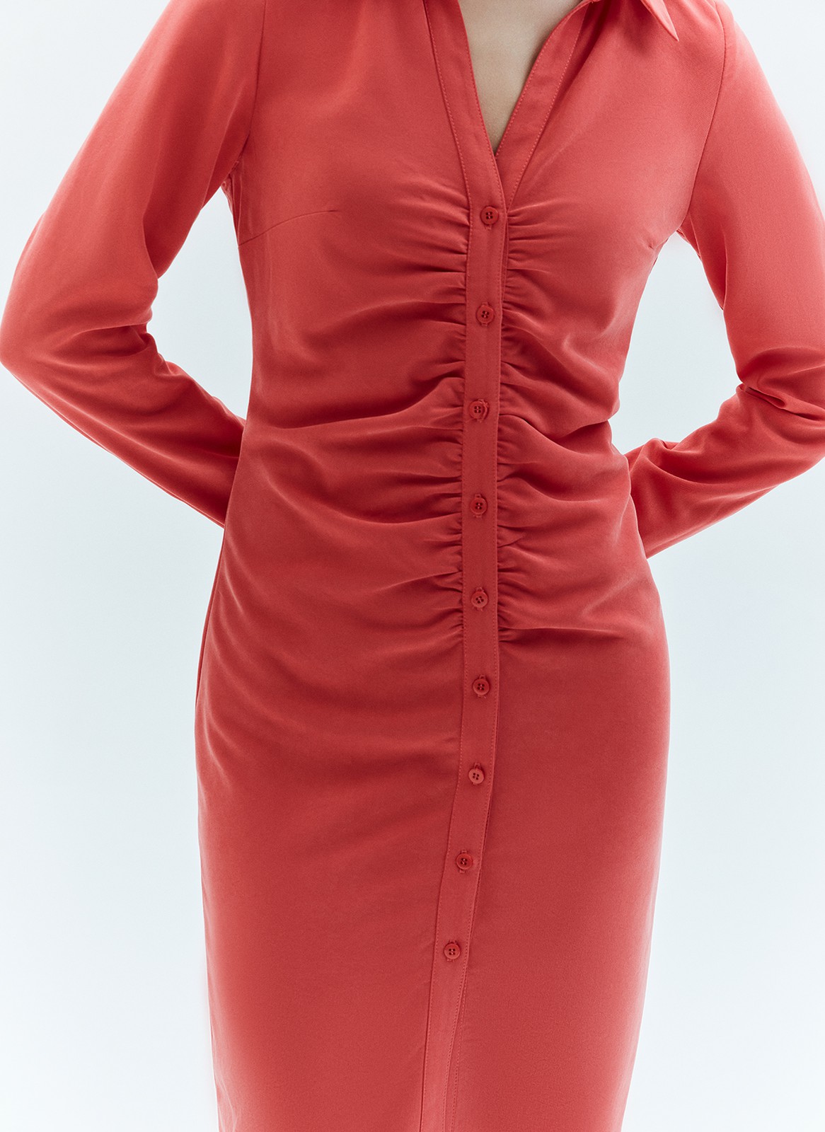 Платье-рубашка со сборкой на планке, цвет: ягодный Allweneed
Лёгкое платье средней длины с акцентом на линии талии наш вариант платья-рубашки. В его конструкции, а именно в планке, заложены складки, которые мягко ложатся по силуэту. Модель с отложным воротником и с классическими манжетами на пуговицах. Благодаря застёжке на пуговицы платье чётко выделяет центральную линию и делает силуэт визуально стройнее. Мы уже представили, как надеваем его с уютным пальто на работу.