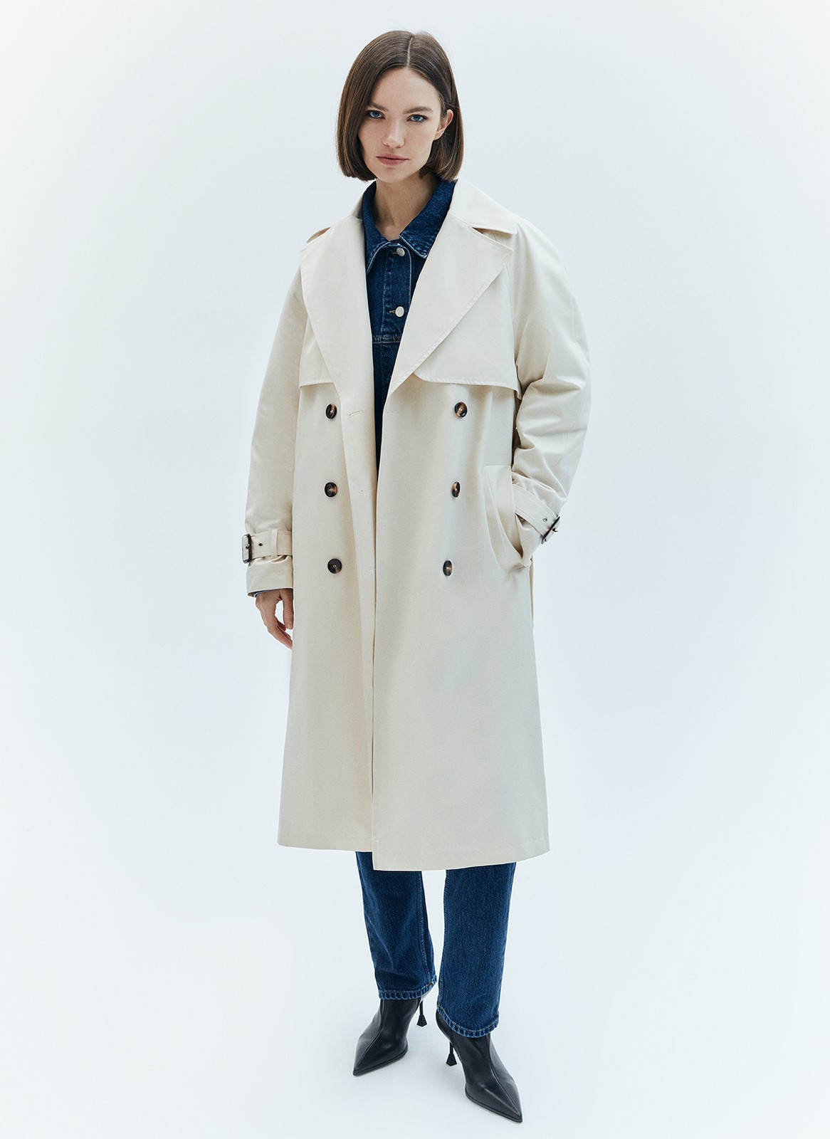 Тренч, цвет: Молочный Allweneed
Плащ двубортного кроя с застёжкой на крупные контрастные пуговицы. Отлетная кокетка, А-силуэт, манжеты для фиксации рукава и длинный пояс на талии добавляют образу лёгкости, а цветовая гамма создаёт поистине весеннее настроение. Мы любим плащ за то, что с ним можно составлять женственные образы в духе француженок.