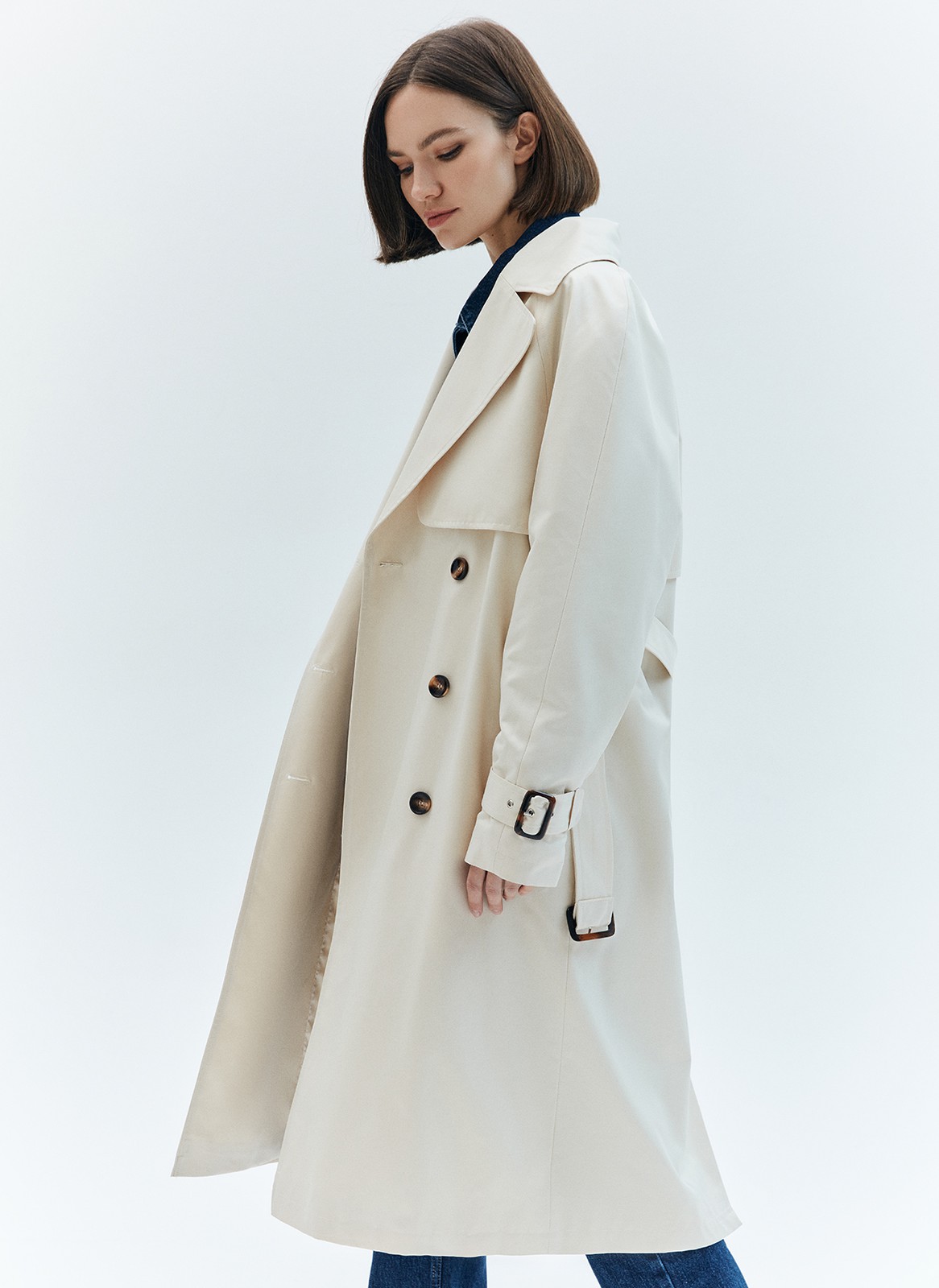 Тренч, цвет: Молочный Allweneed
Плащ двубортного кроя с застёжкой на крупные контрастные пуговицы. Отлетная кокетка, А-силуэт, манжеты для фиксации рукава и длинный пояс на талии добавляют образу лёгкости, а цветовая гамма создаёт поистине весеннее настроение. Мы любим плащ за то, что с ним можно составлять женственные образы в духе француженок.