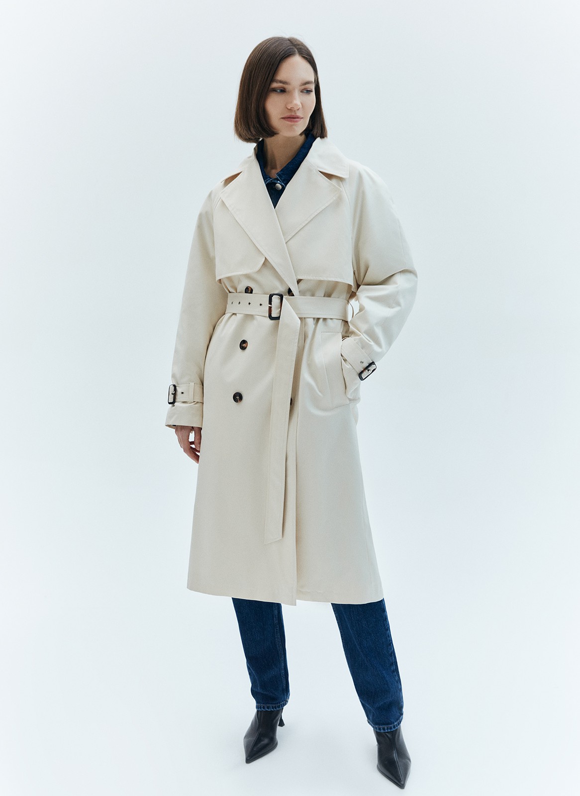 Тренч, цвет: Молочный Allweneed
Плащ двубортного кроя с застёжкой на крупные контрастные пуговицы. Отлетная кокетка, А-силуэт, манжеты для фиксации рукава и длинный пояс на талии добавляют образу лёгкости, а цветовая гамма создаёт поистине весеннее настроение. Мы любим плащ за то, что с ним можно составлять женственные образы в духе француженок.