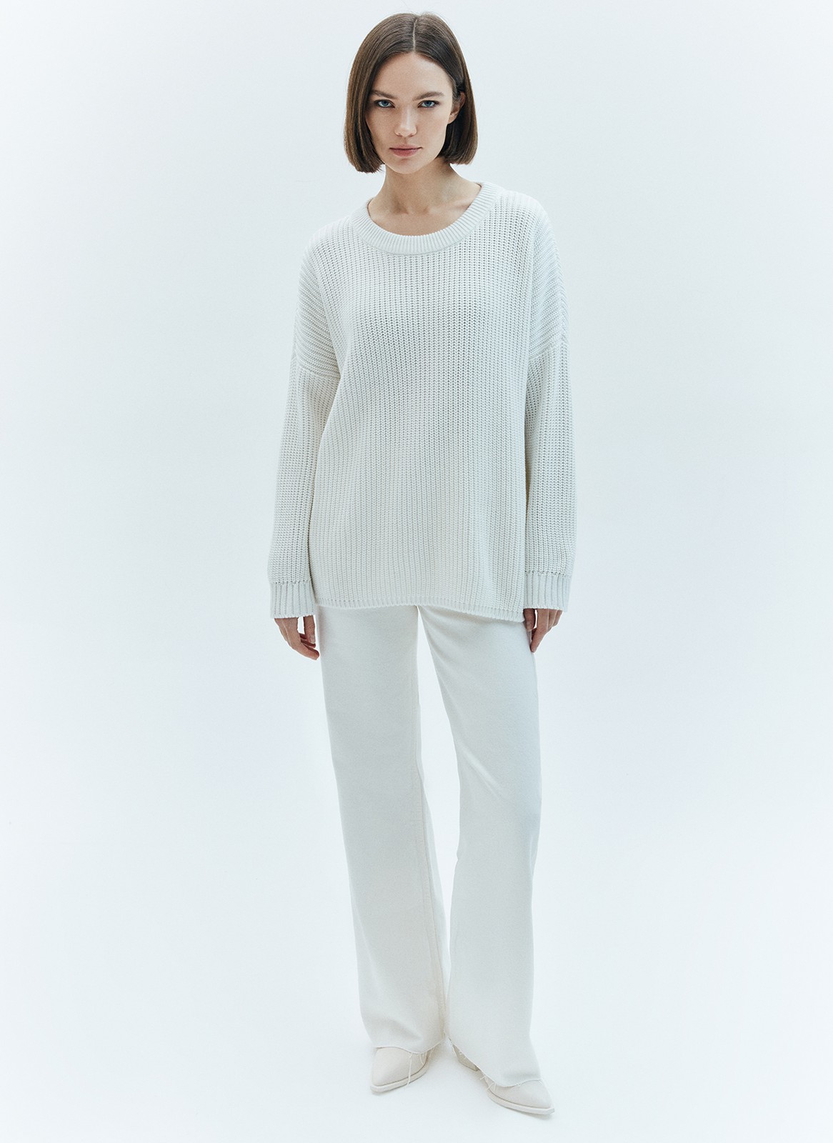 Свитер oversize, цвет: белый Allweneed
Хлопковый свитер крупной вязки. Модель свободного силуэта, с круглой горловиной. Легко вписывается в весенний гардероб. Материал дышит и позволяет поддерживать оптимальный температурный режим. Мы рекомендуем носить его как самостоятельно, так и надеть под него футболку или рубашку. Это одна из наших любимых моделей для прогулок или уютных посиделок с подругой.