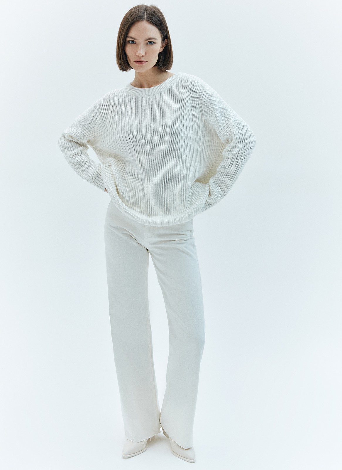 Свитер oversize, цвет: белый Allweneed
Хлопковый свитер крупной вязки. Модель свободного силуэта, с круглой горловиной. Легко вписывается в весенний гардероб. Материал дышит и позволяет поддерживать оптимальный температурный режим. Мы рекомендуем носить его как самостоятельно, так и надеть под него футболку или рубашку. Это одна из наших любимых моделей для прогулок или уютных посиделок с подругой.