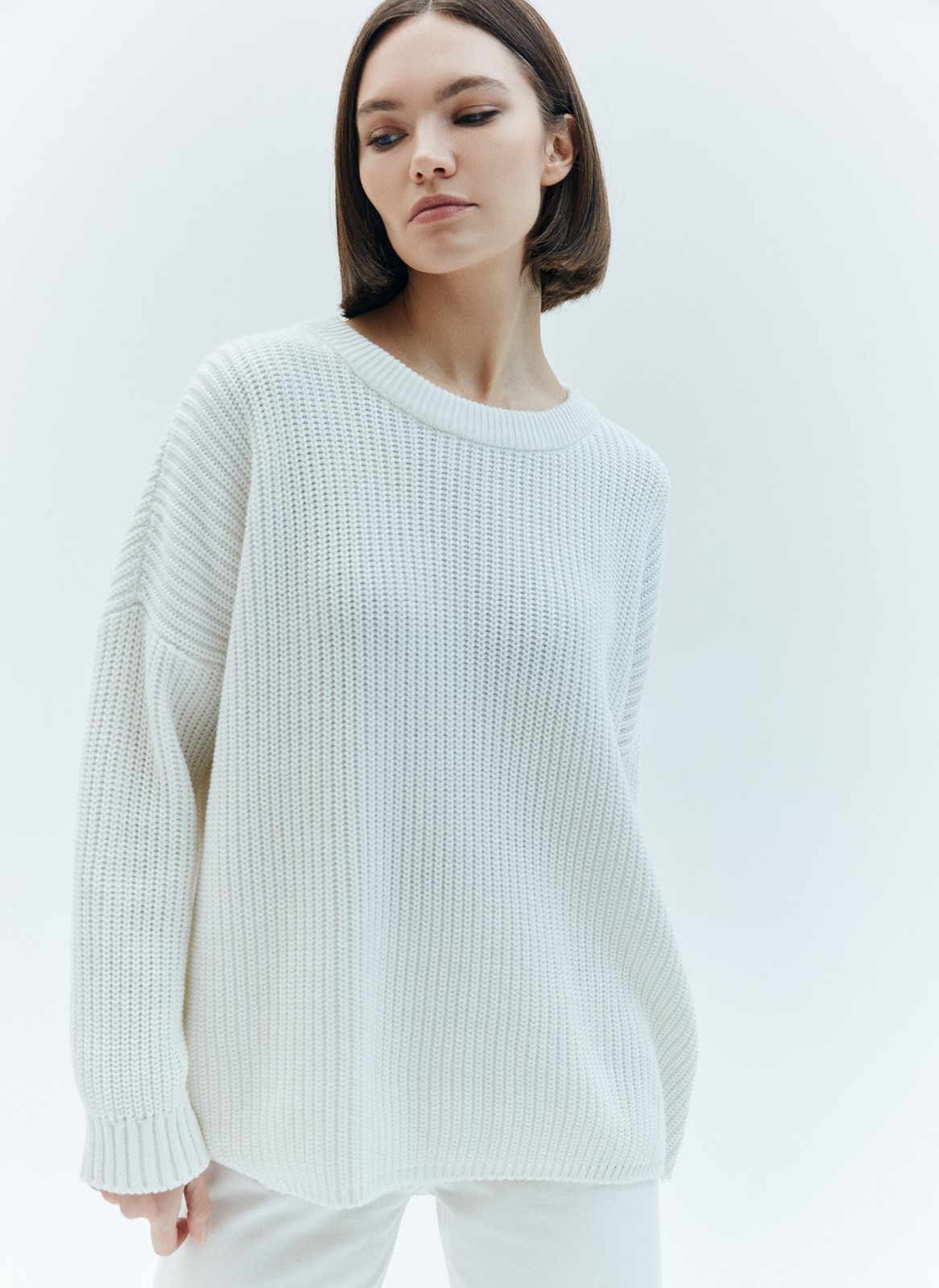 Свитер oversize, цвет: белый Allweneed
Хлопковый свитер крупной вязки. Модель свободного силуэта, с круглой горловиной. Легко вписывается в весенний гардероб. Материал дышит и позволяет поддерживать оптимальный температурный режим. Мы рекомендуем носить его как самостоятельно, так и надеть под него футболку или рубашку. Это одна из наших любимых моделей для прогулок или уютных посиделок с подругой.