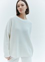 Свитер oversize, цвет: белый Allweneed
Хлопковый свитер крупной вязки. Модель свободного силуэта, с круглой горловиной. Легко вписывается в весенний гардероб. Материал дышит и позволяет поддерживать оптимальный температурный режим. Мы рекомендуем носить его как самостоятельно, так и надеть под него футболку или рубашку. Это одна из наших любимых моделей для прогулок или уютных посиделок с подругой.