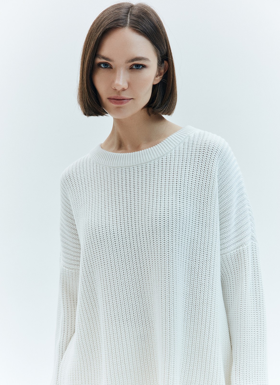 Свитер oversize, цвет: белый Allweneed
Хлопковый свитер крупной вязки. Модель свободного силуэта, с круглой горловиной. Легко вписывается в весенний гардероб. Материал дышит и позволяет поддерживать оптимальный температурный режим. Мы рекомендуем носить его как самостоятельно, так и надеть под него футболку или рубашку. Это одна из наших любимых моделей для прогулок или уютных посиделок с подругой.