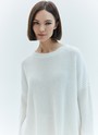 Свитер oversize, цвет: белый Allweneed
Хлопковый свитер крупной вязки. Модель свободного силуэта, с круглой горловиной. Легко вписывается в весенний гардероб. Материал дышит и позволяет поддерживать оптимальный температурный режим. Мы рекомендуем носить его как самостоятельно, так и надеть под него футболку или рубашку. Это одна из наших любимых моделей для прогулок или уютных посиделок с подругой.