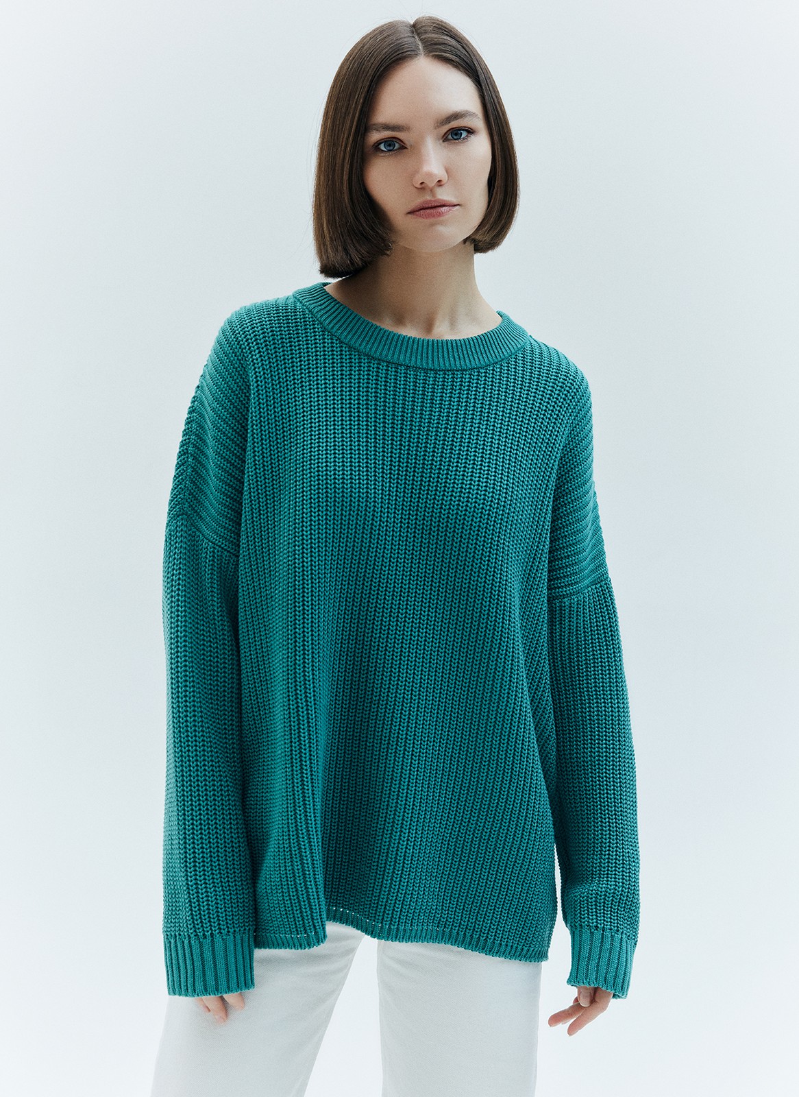 Свитер oversize, цвет: изумрудный Allweneed
Хлопковый свитер крупной вязки. Модель свободного силуэта, с круглой горловиной. Легко вписывается в весенний гардероб. Материал дышит и позволяет поддерживать оптимальный температурный режим. Мы рекомендуем носить его как самостоятельно, так и надеть под него футболку или рубашку. Это одна из наших любимых моделей для прогулок или уютных посиделок с подругой.