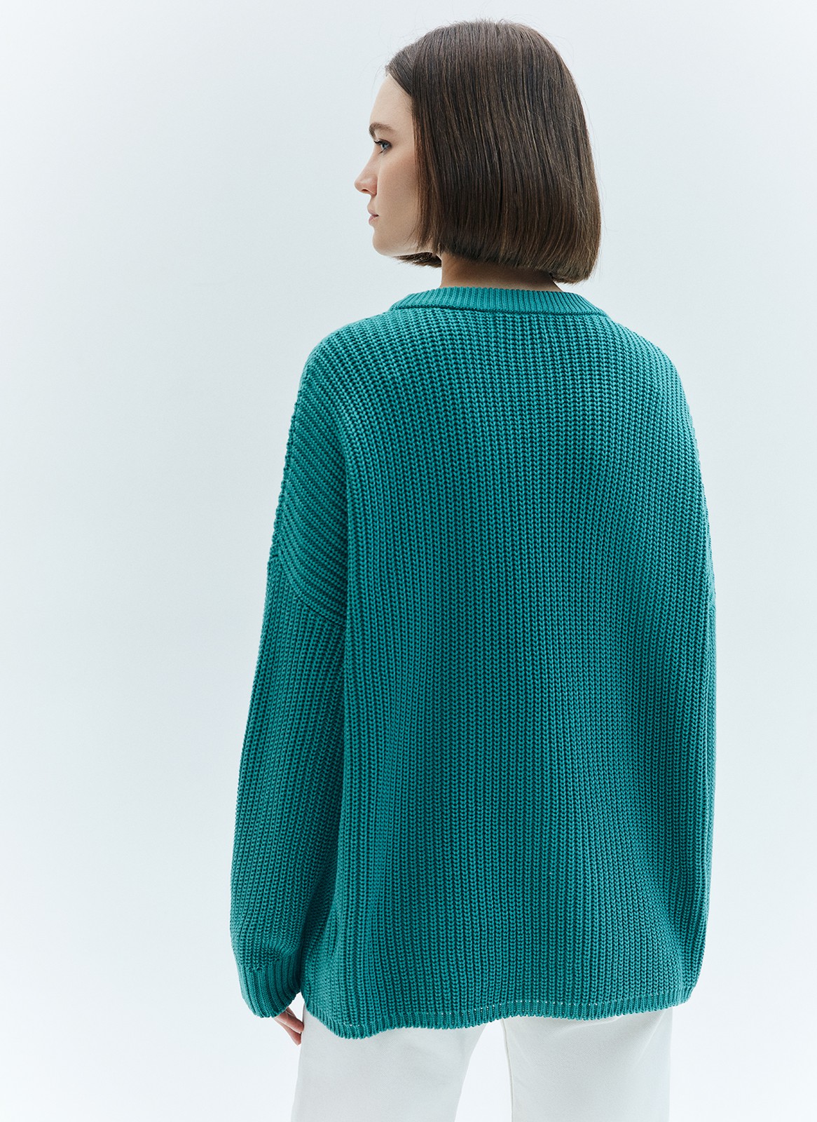 Свитер oversize, цвет: изумрудный Allweneed
Хлопковый свитер крупной вязки. Модель свободного силуэта, с круглой горловиной. Легко вписывается в весенний гардероб. Материал дышит и позволяет поддерживать оптимальный температурный режим. Мы рекомендуем носить его как самостоятельно, так и надеть под него футболку или рубашку. Это одна из наших любимых моделей для прогулок или уютных посиделок с подругой.