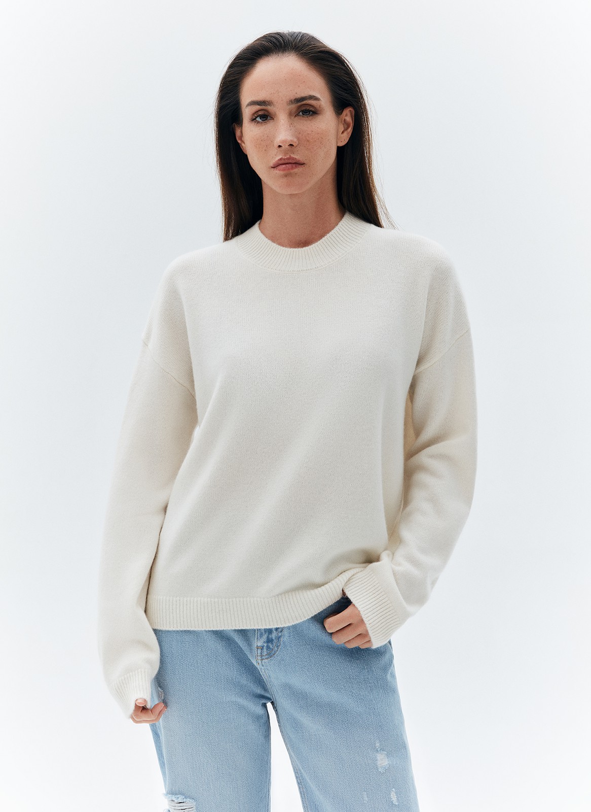 Кашемировый джемпер, цвет: молочный Allweneed
Джемпер из тонкой премиальной шерсти и кашемира. Комфортная посадка и мягкий материал, который нежно касается тела. Шерсть чудесно сохраняет тепло. Круглая горловина и длинный рукав. Отличный вариант, чтобы утеплиться прохладным вечером. Носите с шелковыми юбками, платьями и джинсами на прогулках.