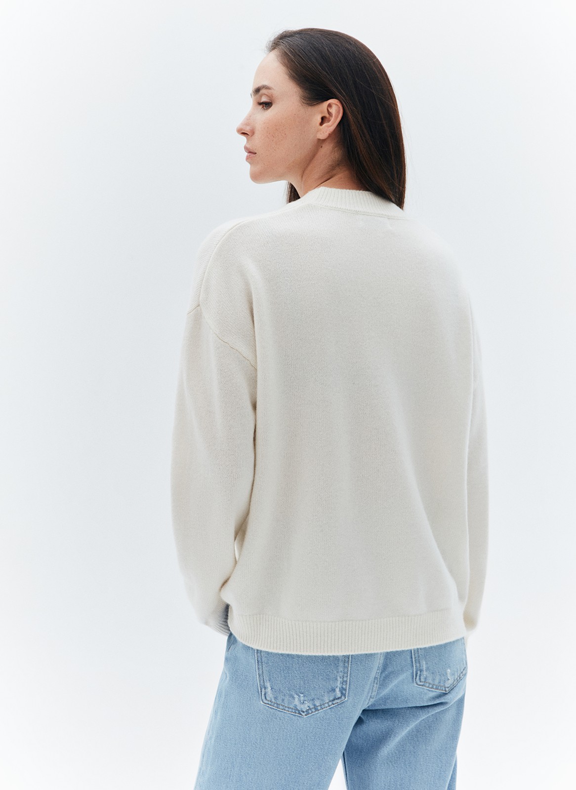 Кашемировый джемпер, цвет: молочный Allweneed
Джемпер из тонкой премиальной шерсти и кашемира. Комфортная посадка и мягкий материал, который нежно касается тела. Шерсть чудесно сохраняет тепло. Круглая горловина и длинный рукав. Отличный вариант, чтобы утеплиться прохладным вечером. Носите с шелковыми юбками, платьями и джинсами на прогулках.