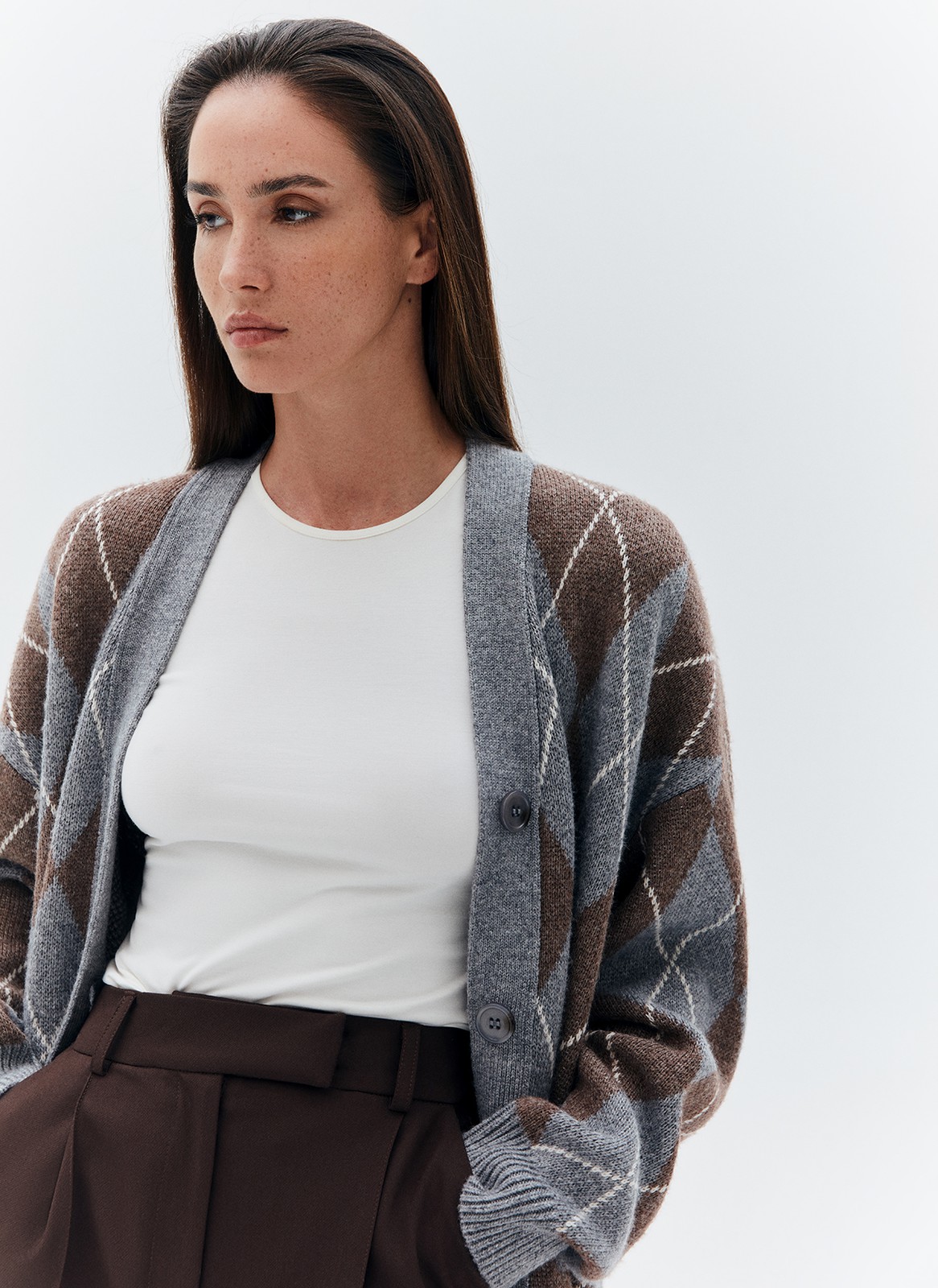 


Трендовый кардиган в духе стиля преппи одна из звёздочек этого дропа. Лёгкий оверсайз, увеличенная длина изделия и две актуальные расцветки зелёный и серо-бежевый ромб в перекрёстную белую полоску позволяют создавать совершенно разные образы. Днём носим его с джинсами и водолазкой, а вечером с шёлковой комбинацией или с плиссированной юбкой мини.