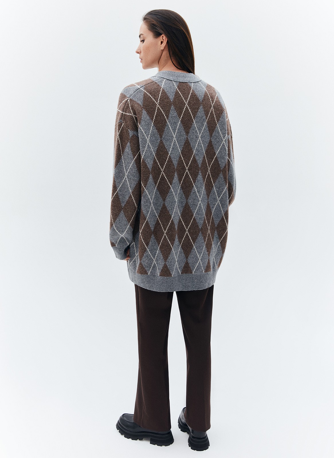 


Трендовый кардиган в духе стиля преппи одна из звёздочек этого дропа. Лёгкий оверсайз, увеличенная длина изделия и две актуальные расцветки зелёный и серо-бежевый ромб в перекрёстную белую полоску позволяют создавать совершенно разные образы. Днём носим его с джинсами и водолазкой, а вечером с шёлковой комбинацией или с плиссированной юбкой мини.