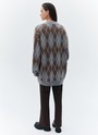 


Трендовый кардиган в духе стиля преппи одна из звёздочек этого дропа. Лёгкий оверсайз, увеличенная длина изделия и две актуальные расцветки зелёный и серо-бежевый ромб в перекрёстную белую полоску позволяют создавать совершенно разные образы. Днём носим его с джинсами и водолазкой, а вечером с шёлковой комбинацией или с плиссированной юбкой мини.