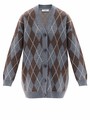 


Трендовый кардиган в духе стиля преппи одна из звёздочек этого дропа. Лёгкий оверсайз, увеличенная длина изделия и две актуальные расцветки зелёный и серо-бежевый ромб в перекрёстную белую полоску позволяют создавать совершенно разные образы. Днём носим его с джинсами и водолазкой, а вечером с шёлковой комбинацией или с плиссированной юбкой мини.