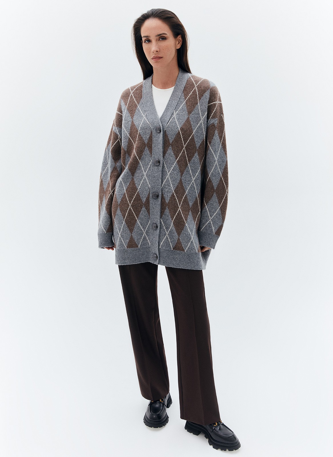 


Трендовый кардиган в духе стиля преппи одна из звёздочек этого дропа. Лёгкий оверсайз, увеличенная длина изделия и две актуальные расцветки зелёный и серо-бежевый ромб в перекрёстную белую полоску позволяют создавать совершенно разные образы. Днём носим его с джинсами и водолазкой, а вечером с шёлковой комбинацией или с плиссированной юбкой мини.